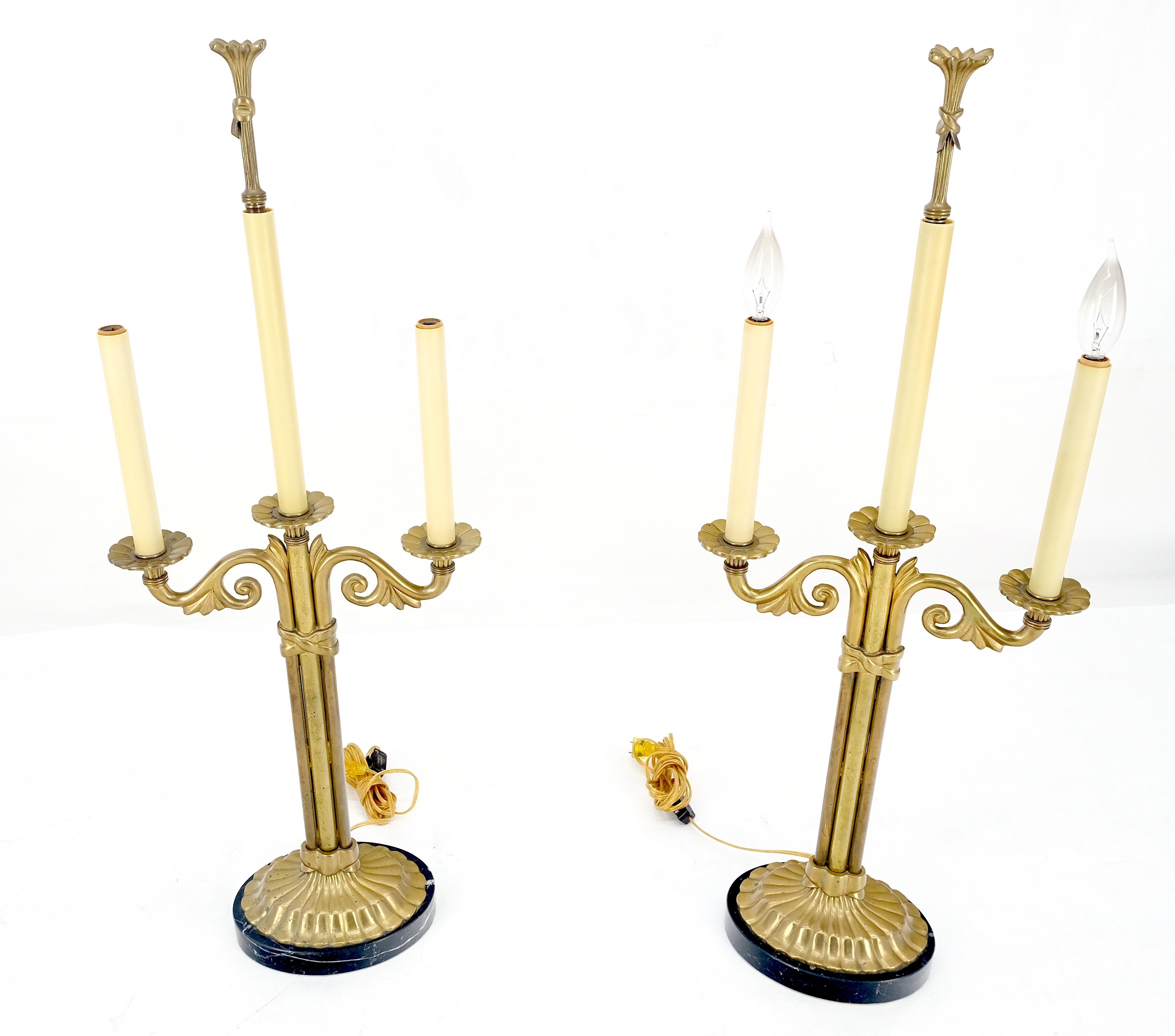 Pareja de lámparas de mesa estilo candelabro de latón macizo y mármol con pantallas a juego Estadounidense en venta