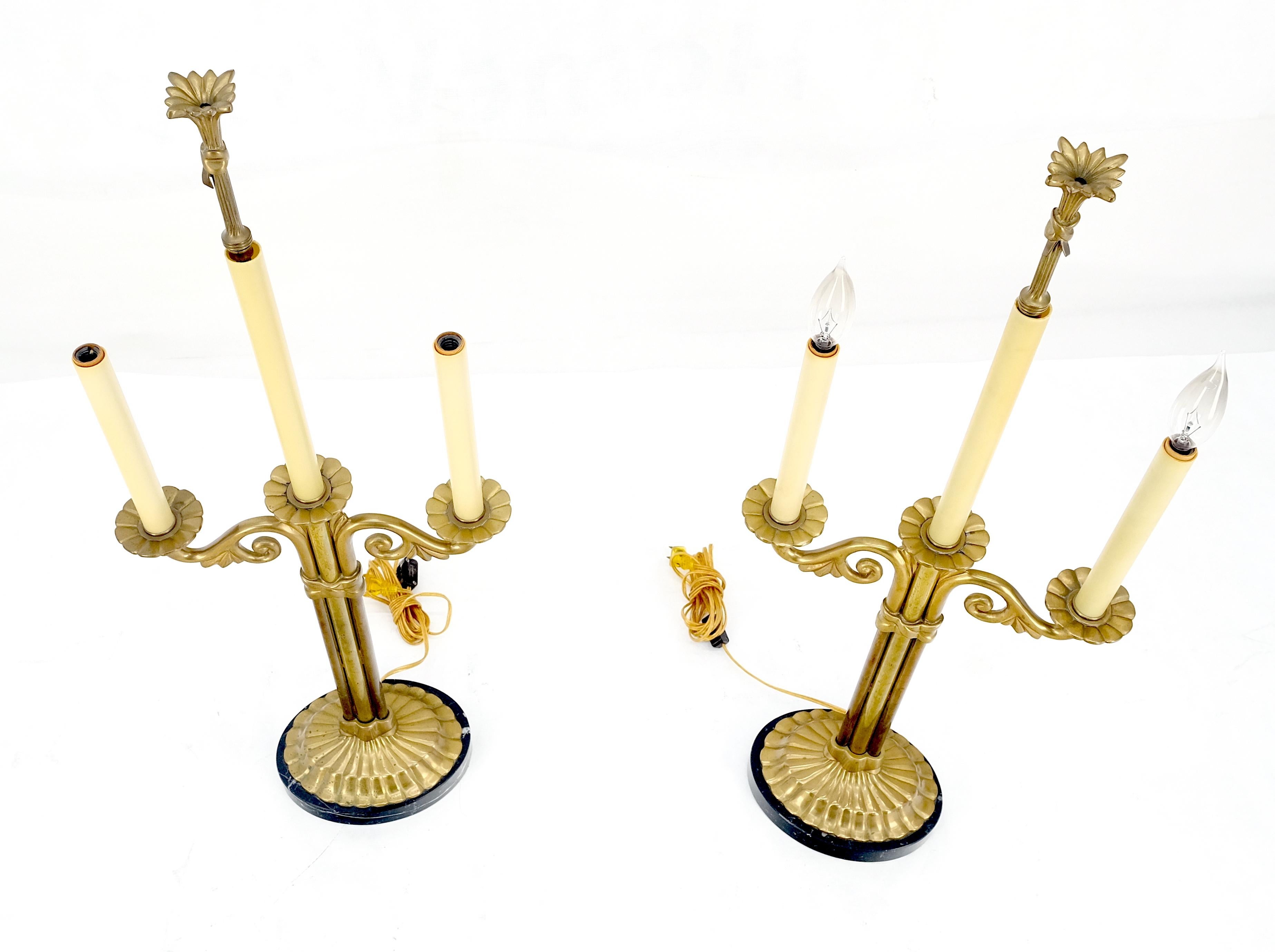 Pareja de lámparas de mesa estilo candelabro de latón macizo y mármol con pantallas a juego en Excelente estado para la venta en Rockaway, NJ