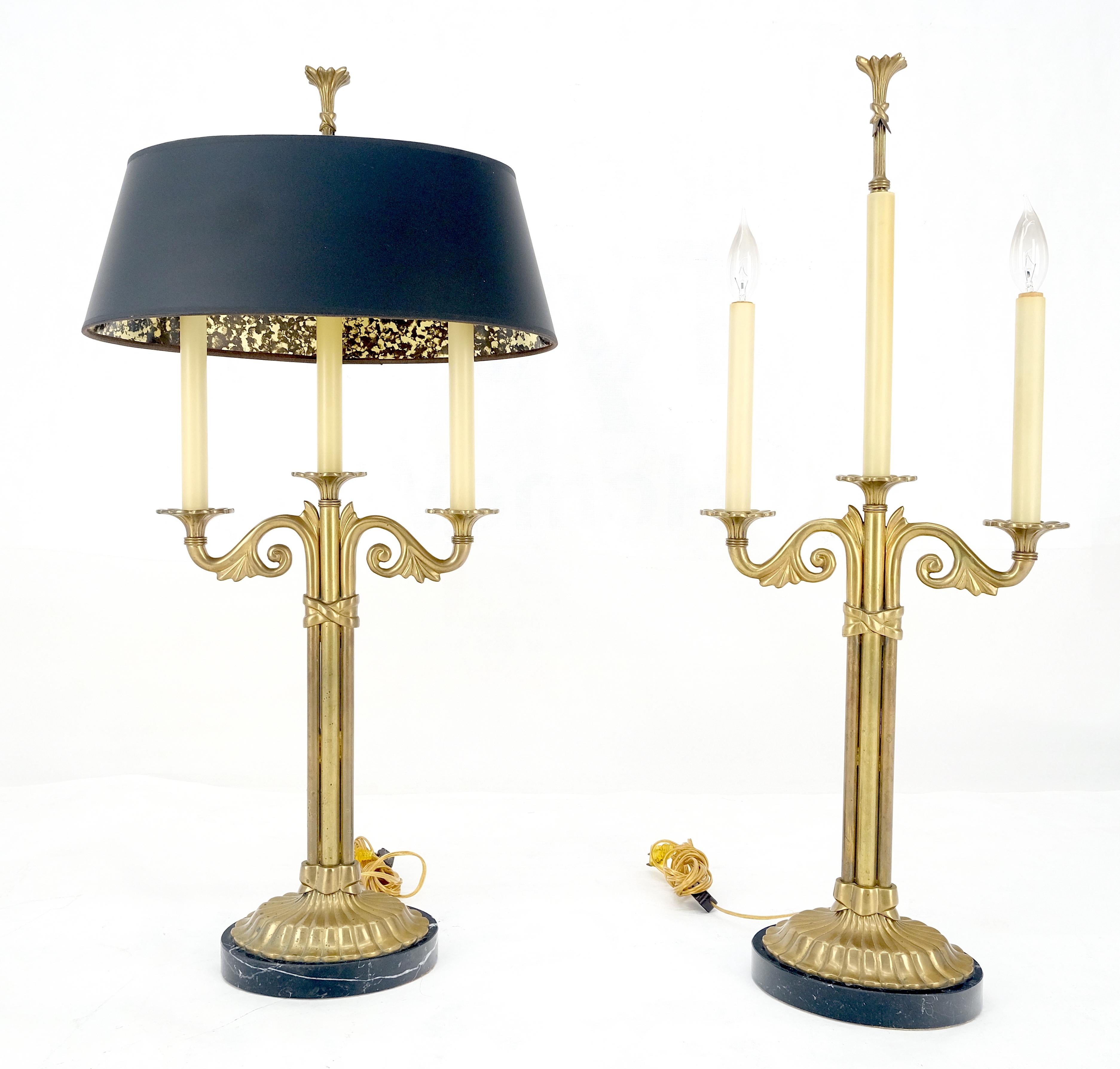 Pareja de lámparas de mesa estilo candelabro de latón macizo y mármol con pantallas a juego siglo XX en venta