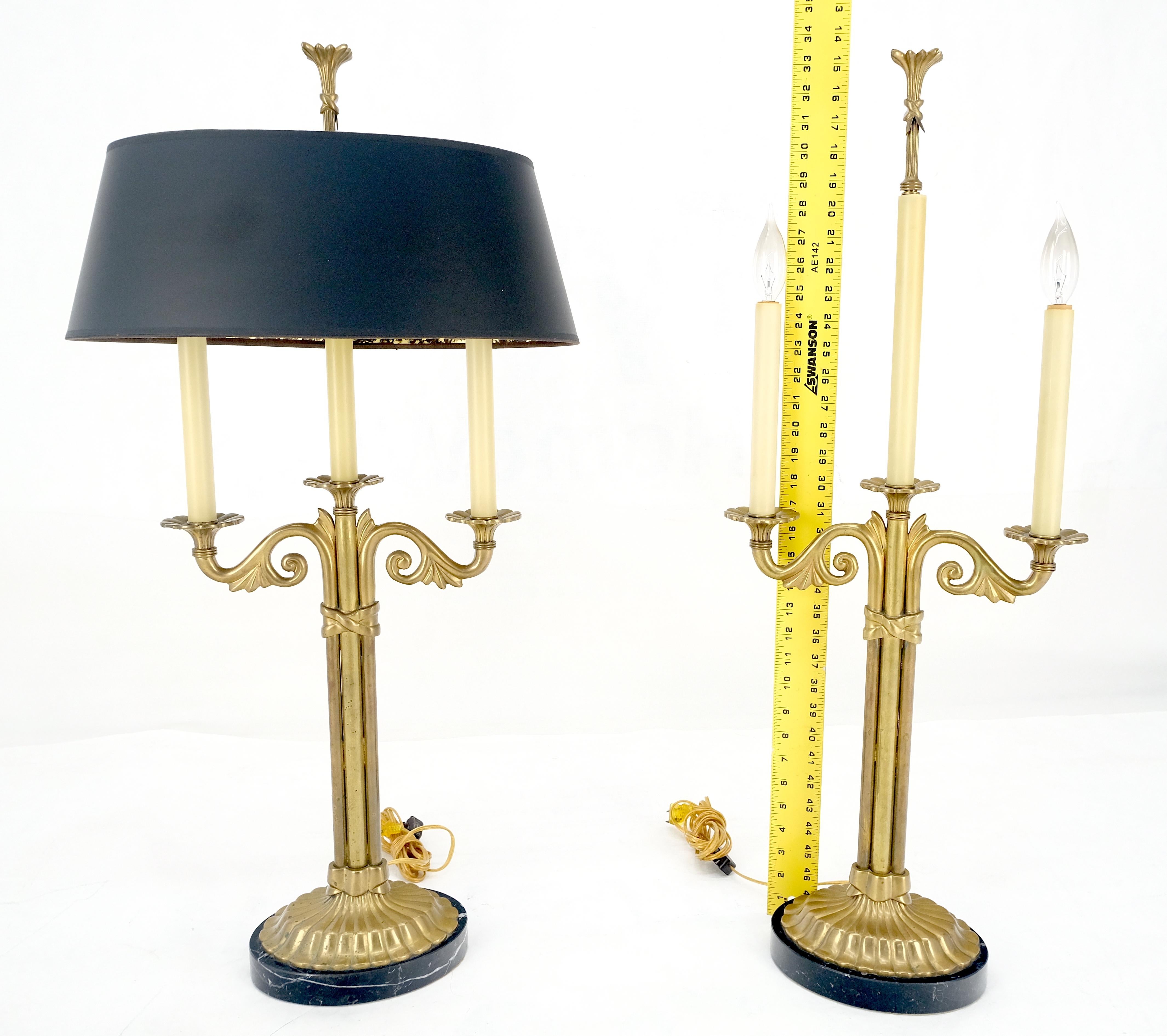 Pareja de lámparas de mesa estilo candelabro de latón macizo y mármol con pantallas a juego Latón en venta