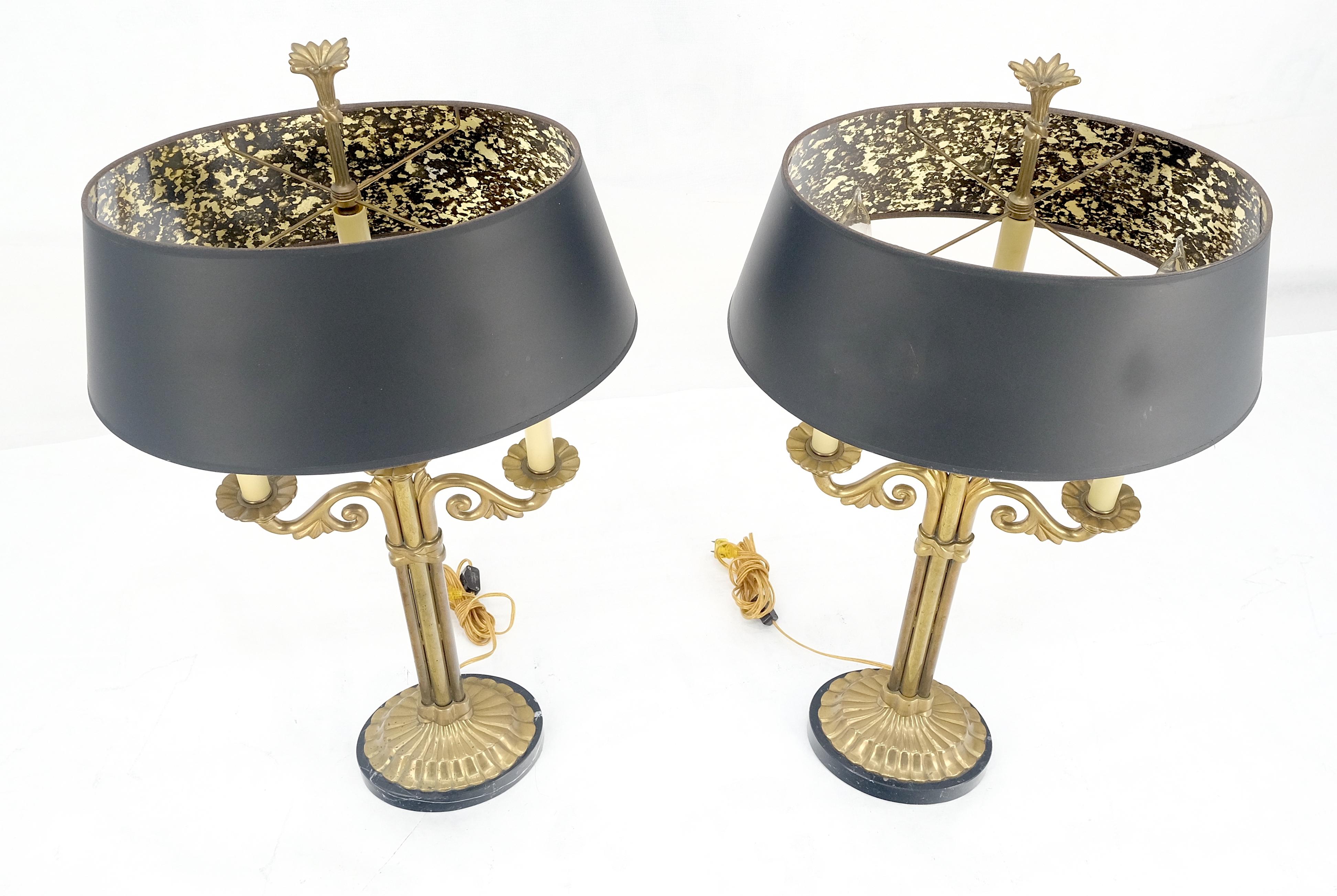 Pareja de lámparas de mesa estilo candelabro de latón macizo y mármol con pantallas a juego en venta 1