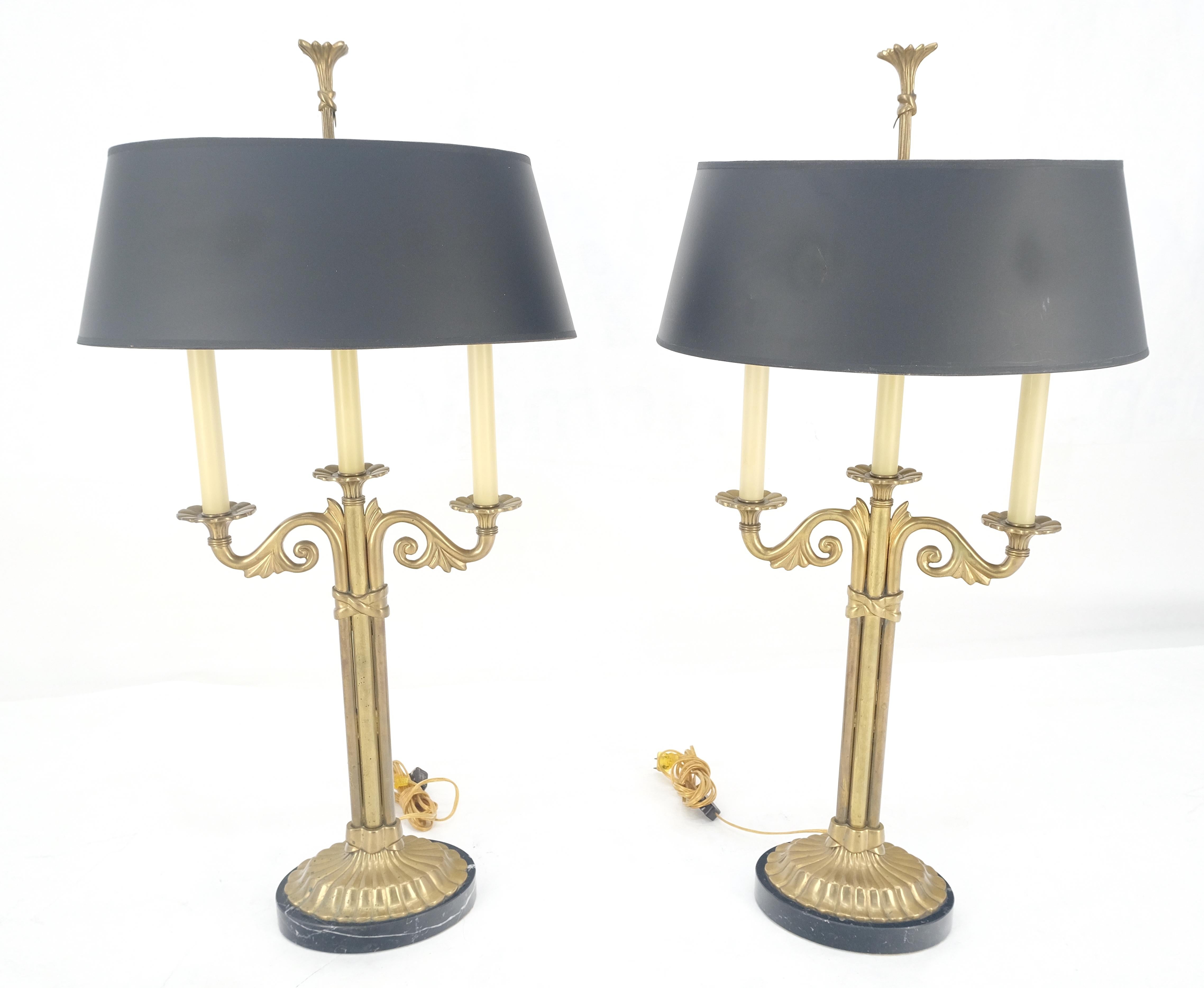 Pareja de lámparas de mesa estilo candelabro de latón macizo y mármol con pantallas a juego en venta 2