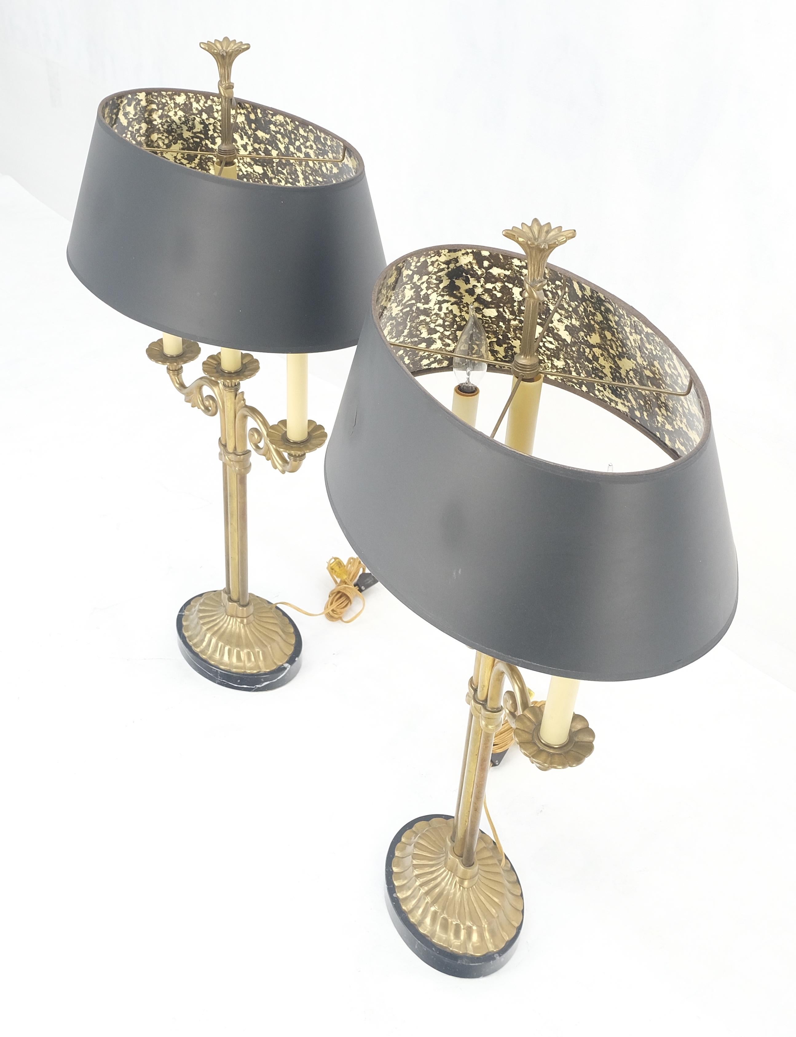 Pareja de lámparas de mesa estilo candelabro de latón macizo y mármol con pantallas a juego en venta 3