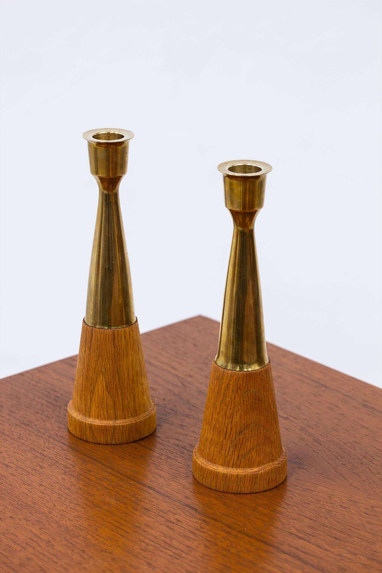 Pair of candleholders from unknown maker,
most  likely  Scandinavian  from  the  1960s.
Made from brass and oak. Very good vintage
condition. 