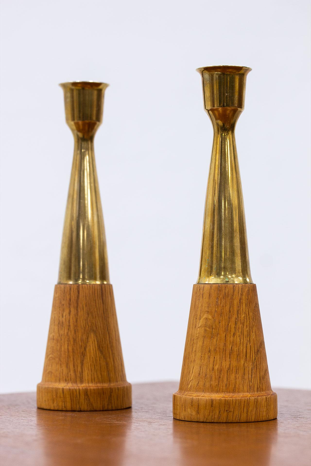 Pair of Solid Brass & Oak Scandinavian Candlesticks In Good Condition For Sale In Stockholm, SE