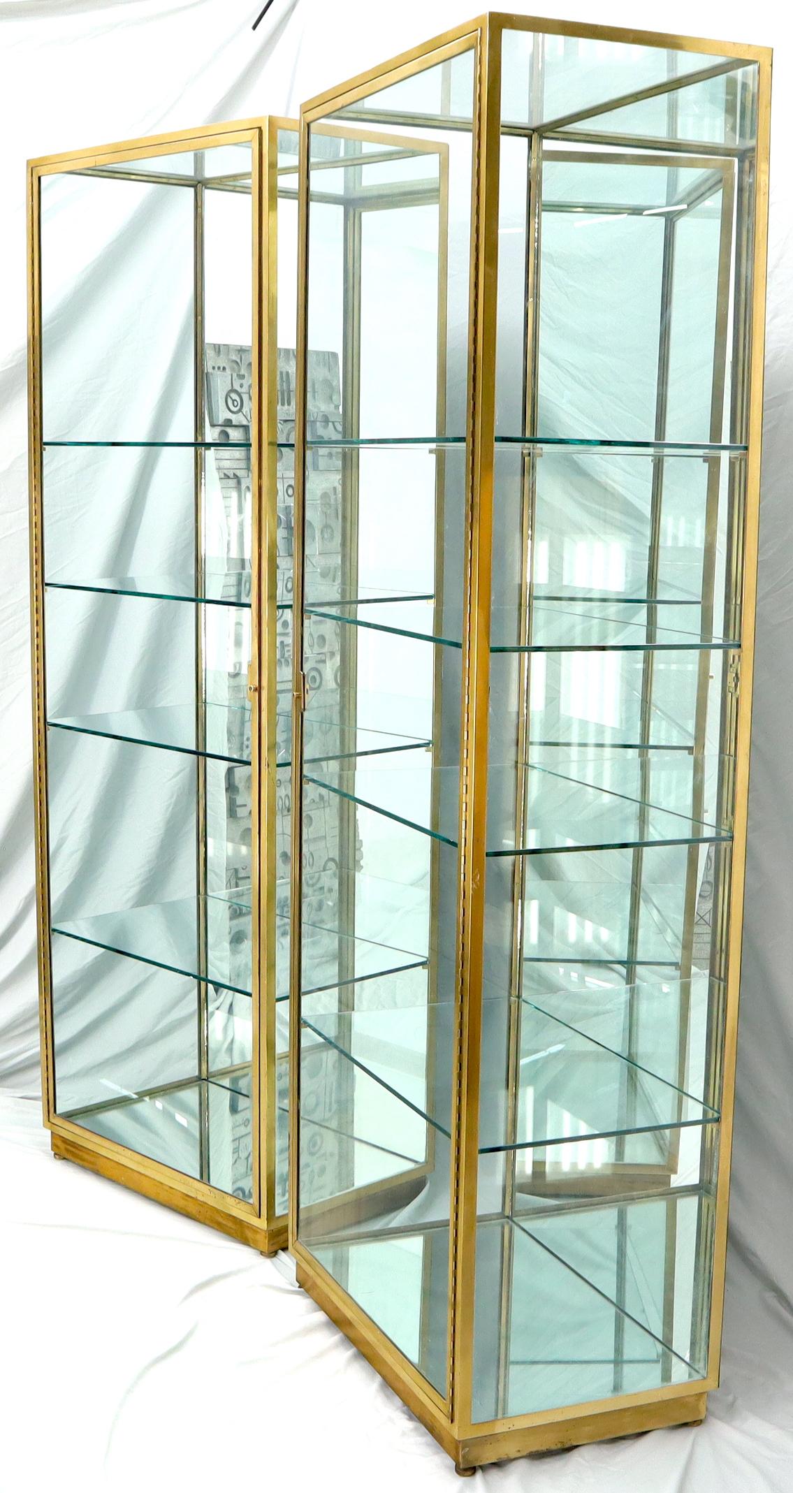 Paire de vitrines en forme de cube en laiton braisé de style Mid-Century Modern avec étagères en verre.