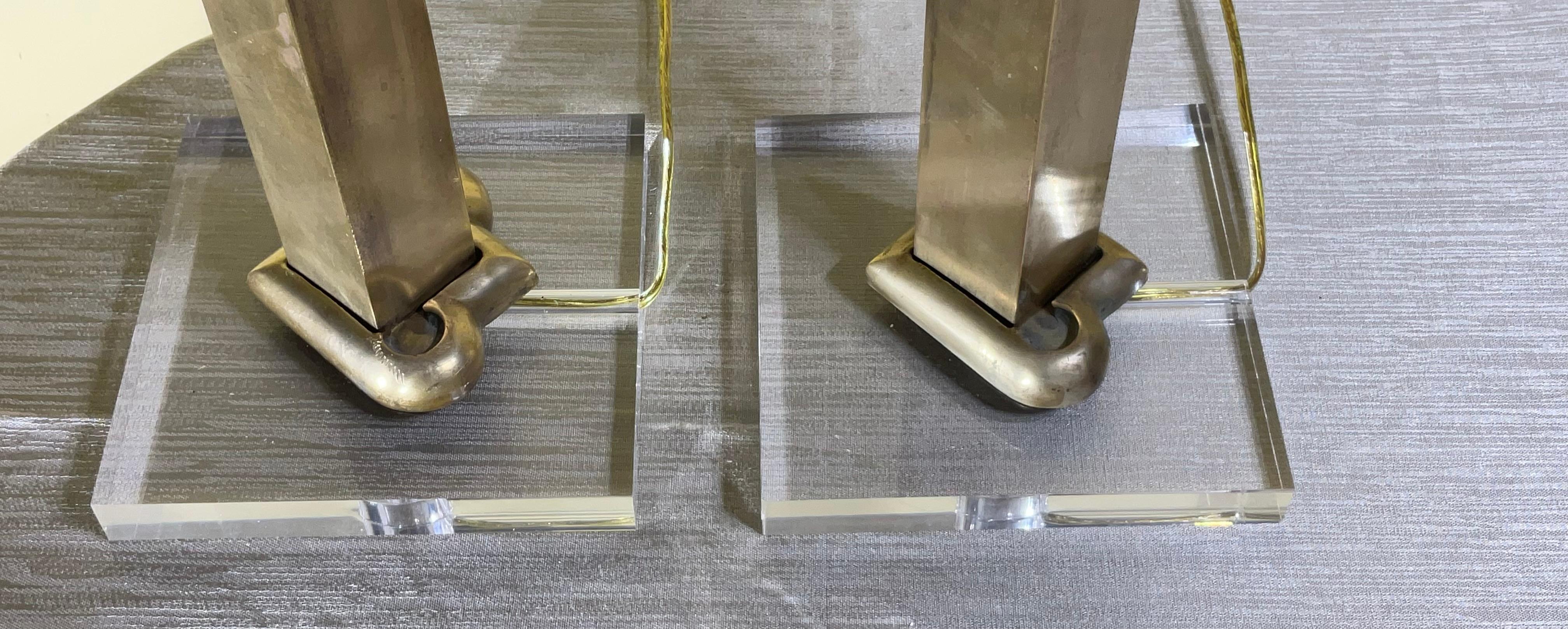 Paire de lampes de table en laiton massif en vente 4