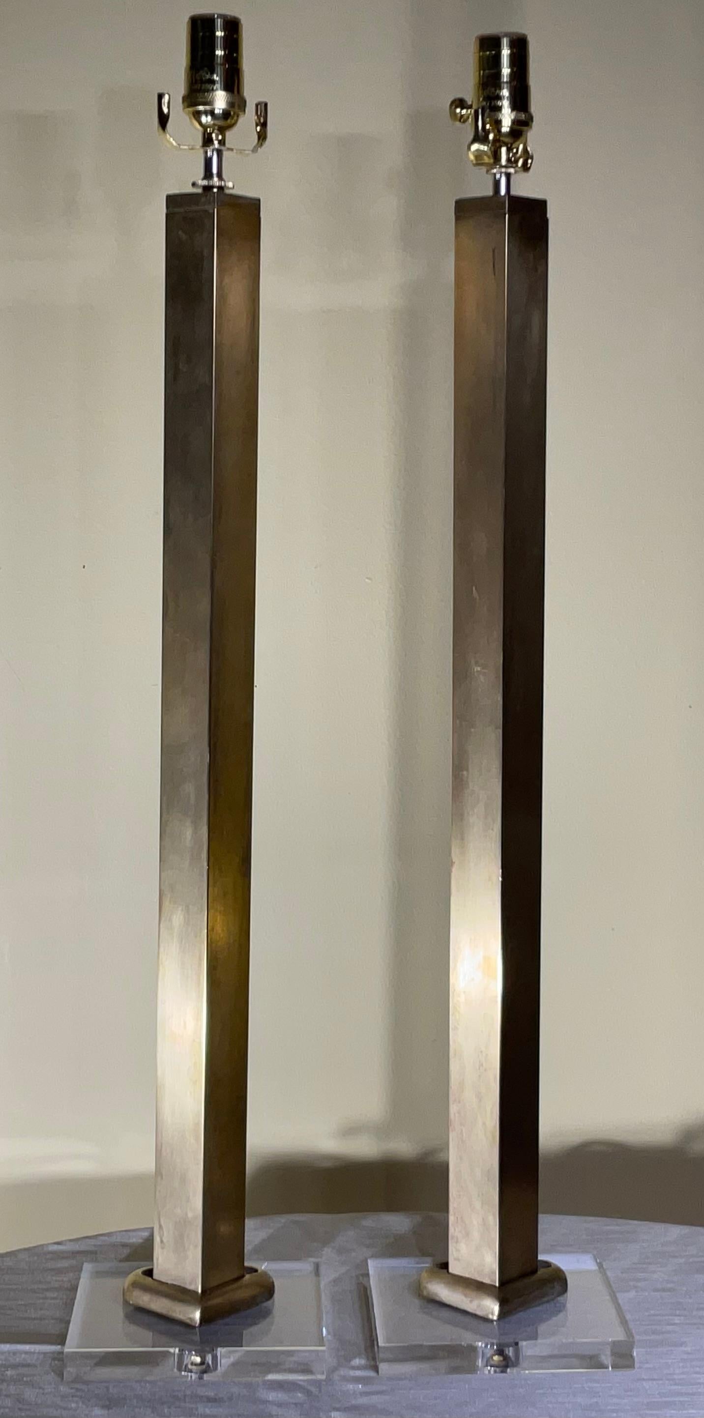 Paire de lampes de table en laiton massif en vente 6