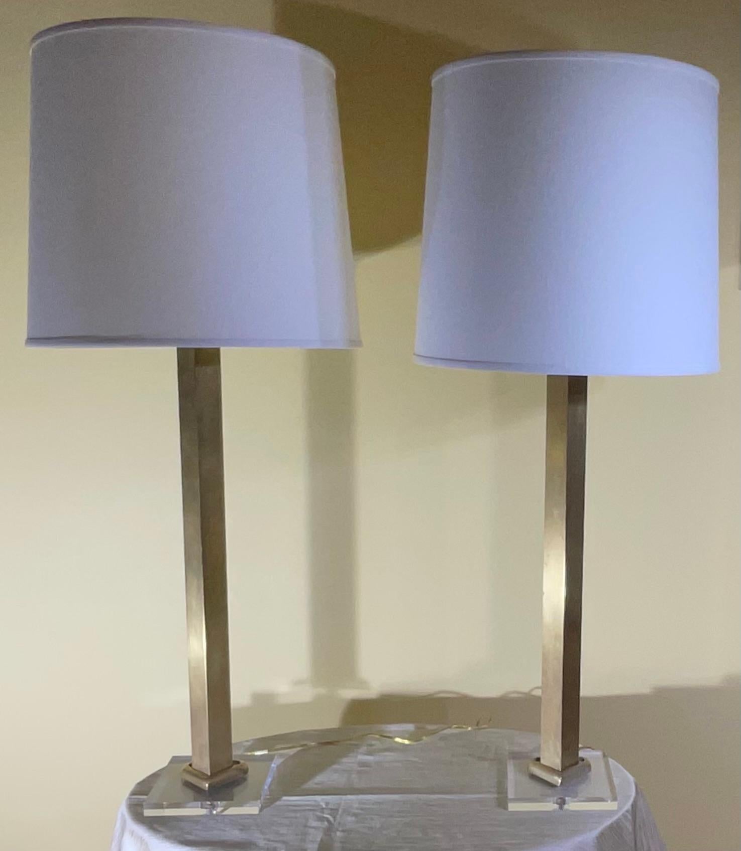 Paire de lampes de table en laiton massif en vente 11