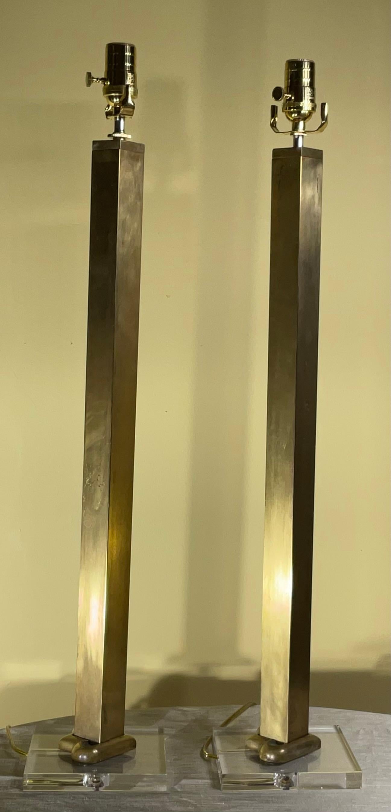 Laiton Paire de lampes de table en laiton massif en vente