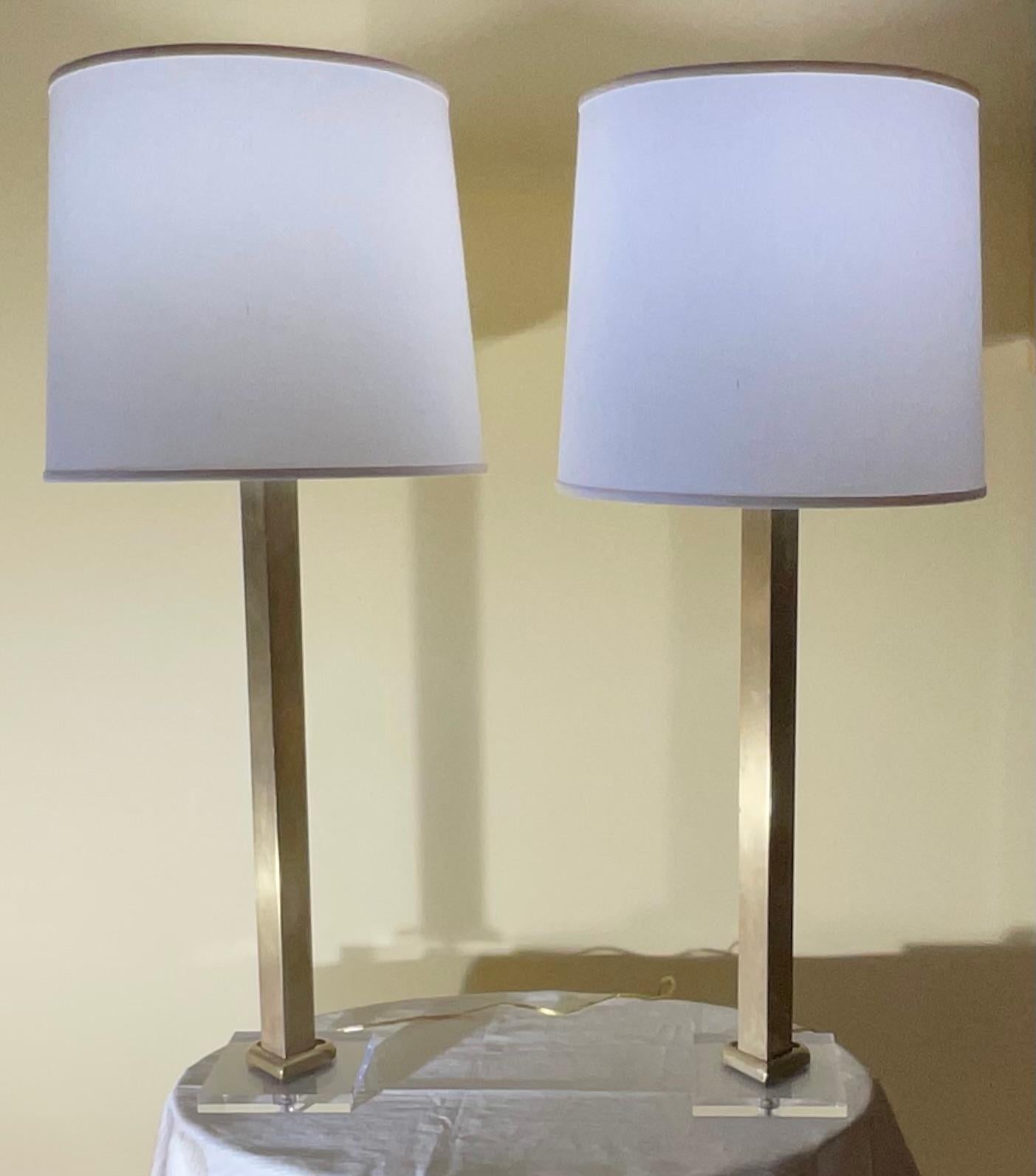 Paire de lampes de table en laiton massif en vente 2