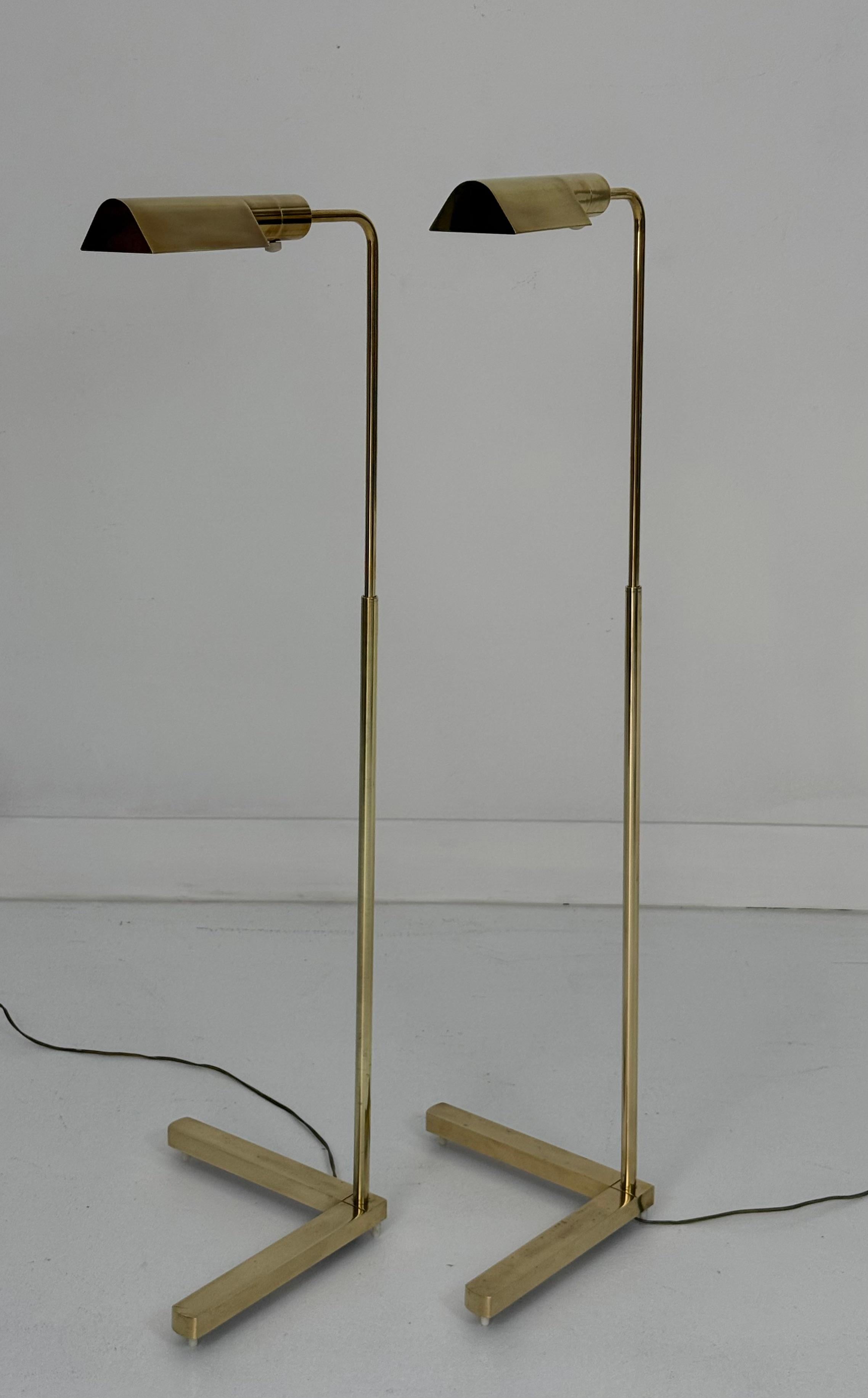 Cette élégante paire de lampes de travail en laiton Casella du milieu du siècle illustre la simplicité raffinée et la sophistication fonctionnelle du design californien des années 1970. Avec leurs lignes épurées et minimalistes et leur riche