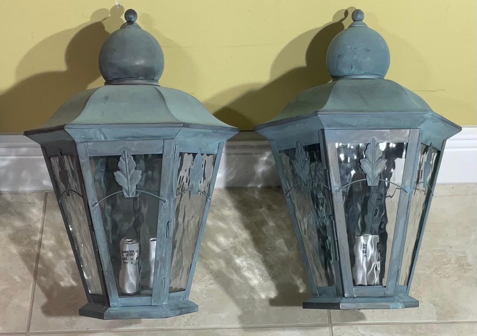 Elegante paire de lanternes murales en laiton, fabriquées à la main, avec trois ampoules de 40 watts chacune. 
 Convient aux emplacements humides, électrifié et prêt à l'emploi.
Magnifique paire de lanternes décoratives pour l'intérieur ou