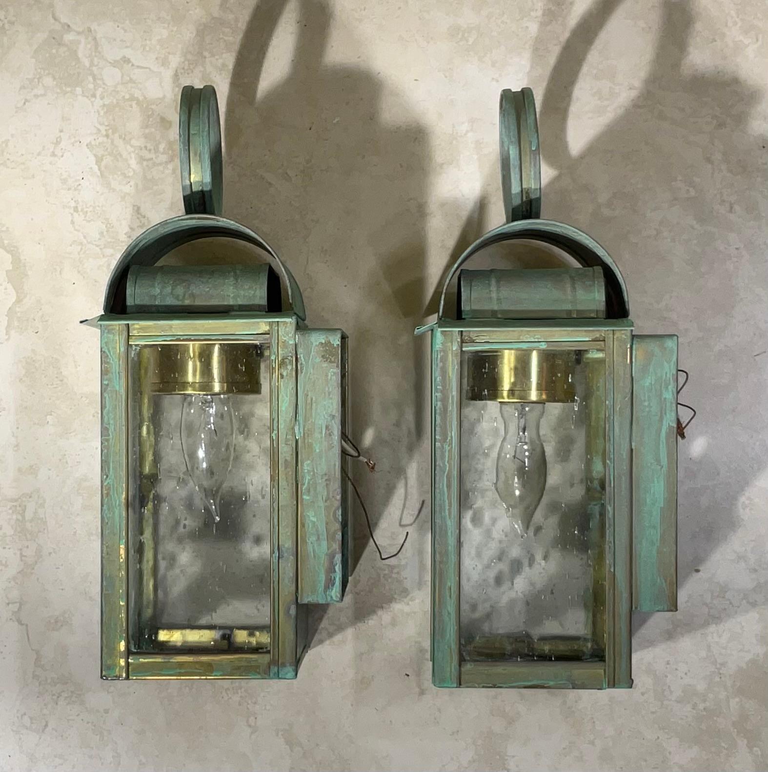 Paire d'appliques/lanternes murales en laiton massif à patine vert-de-gris en vente 5