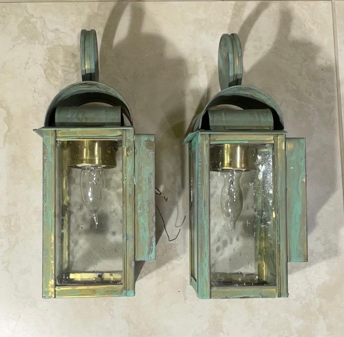 Paire d'appliques/lanternes murales en laiton massif à patine vert-de-gris en vente 6