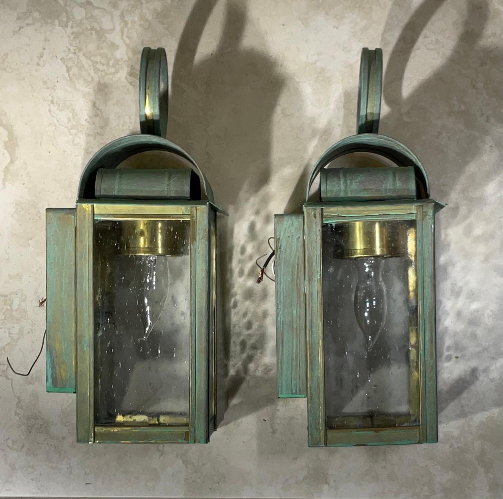 Paire d'appliques/lanternes murales en laiton massif à patine vert-de-gris en vente 8