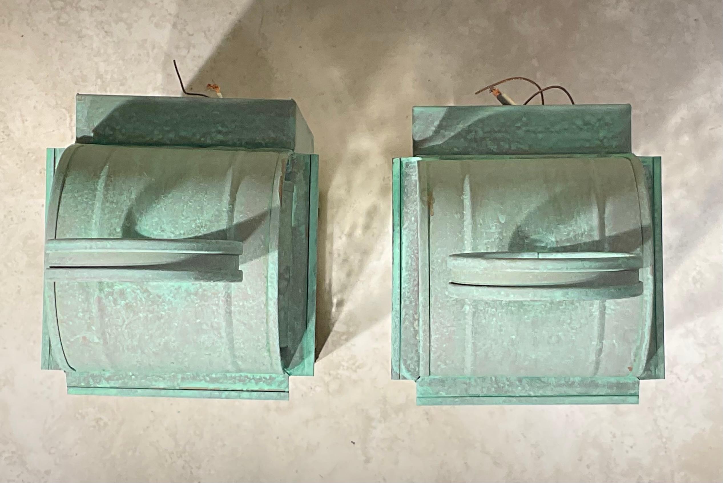 Paire d'appliques/lanternes murales en laiton massif à patine vert-de-gris en vente 10