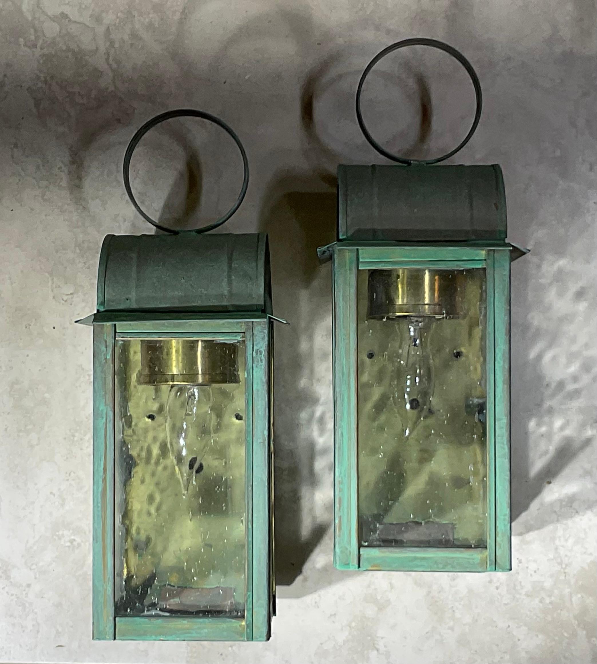 Paire d'appliques/lanternes murales en laiton massif à patine vert-de-gris en vente 11