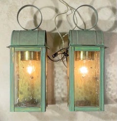 Paar Wandleuchter/Laternen aus massivem Messing mit Grünspan-Patina