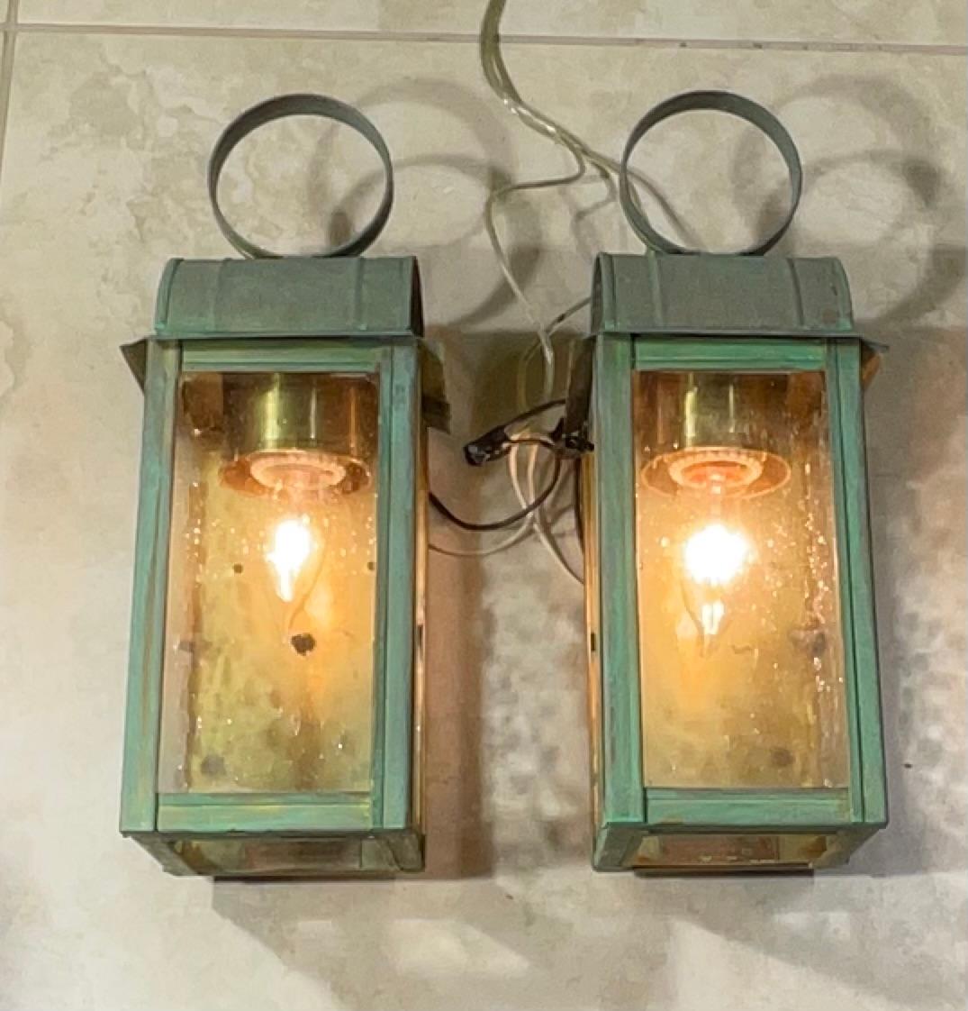 Américain Paire d'appliques/lanternes murales en laiton massif à patine vert-de-gris en vente