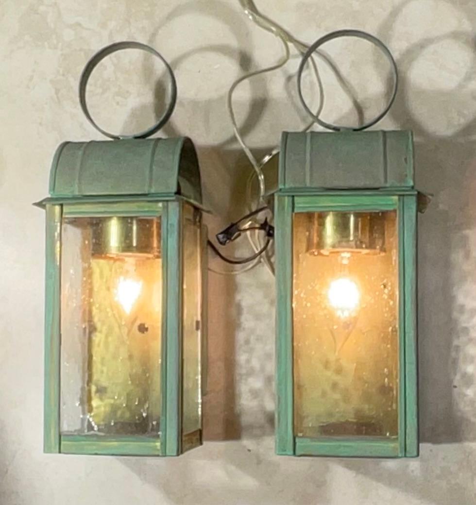 Paire d'appliques/lanternes murales en laiton massif à patine vert-de-gris Bon état - En vente à Delray Beach, FL