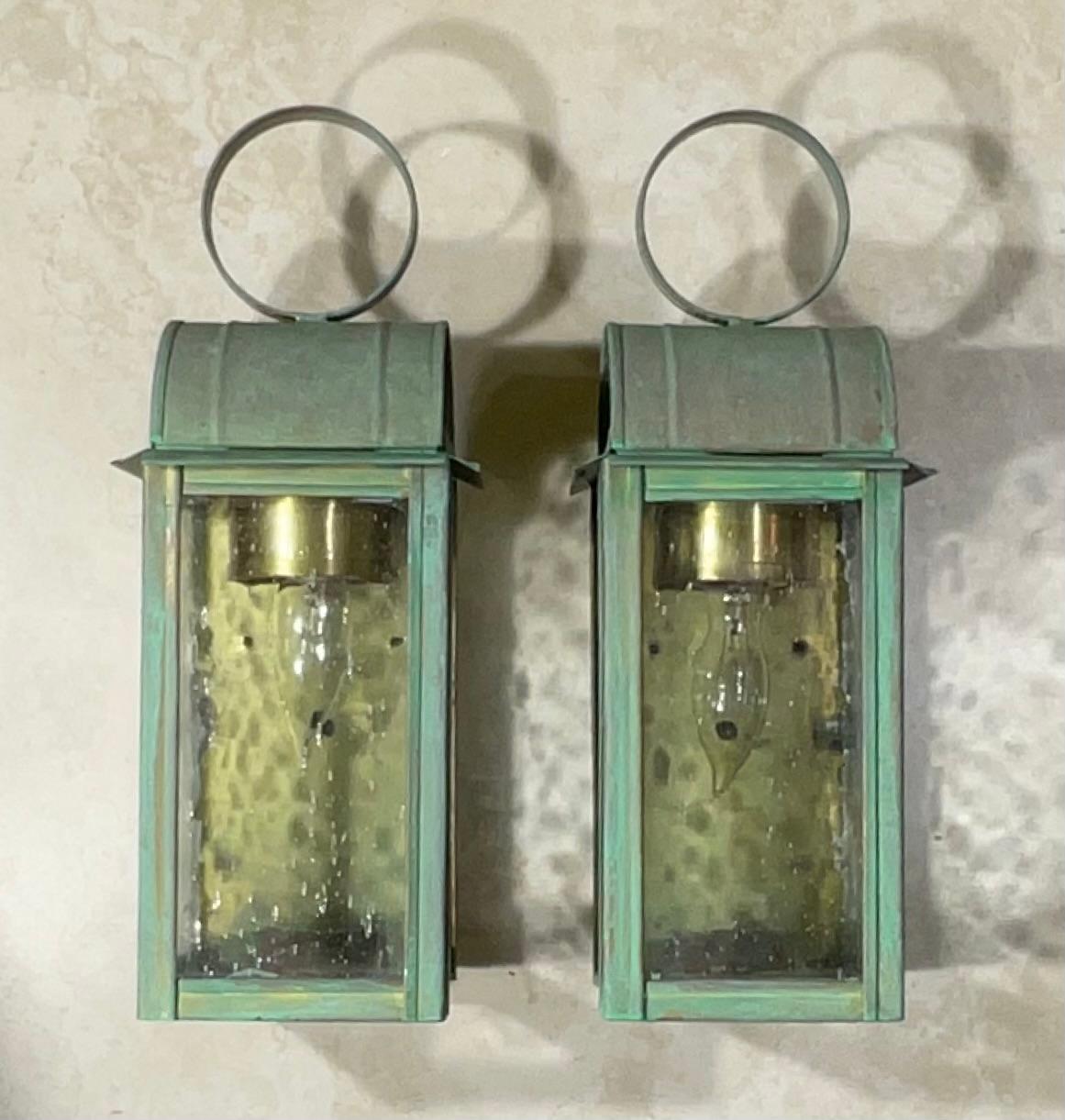 XXIe siècle et contemporain Paire d'appliques/lanternes murales en laiton massif à patine vert-de-gris en vente