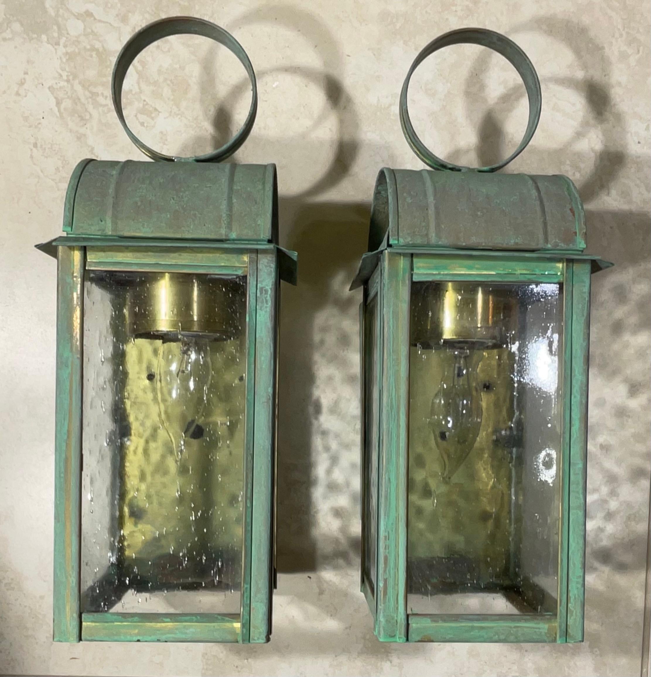 Laiton Paire d'appliques/lanternes murales en laiton massif à patine vert-de-gris en vente