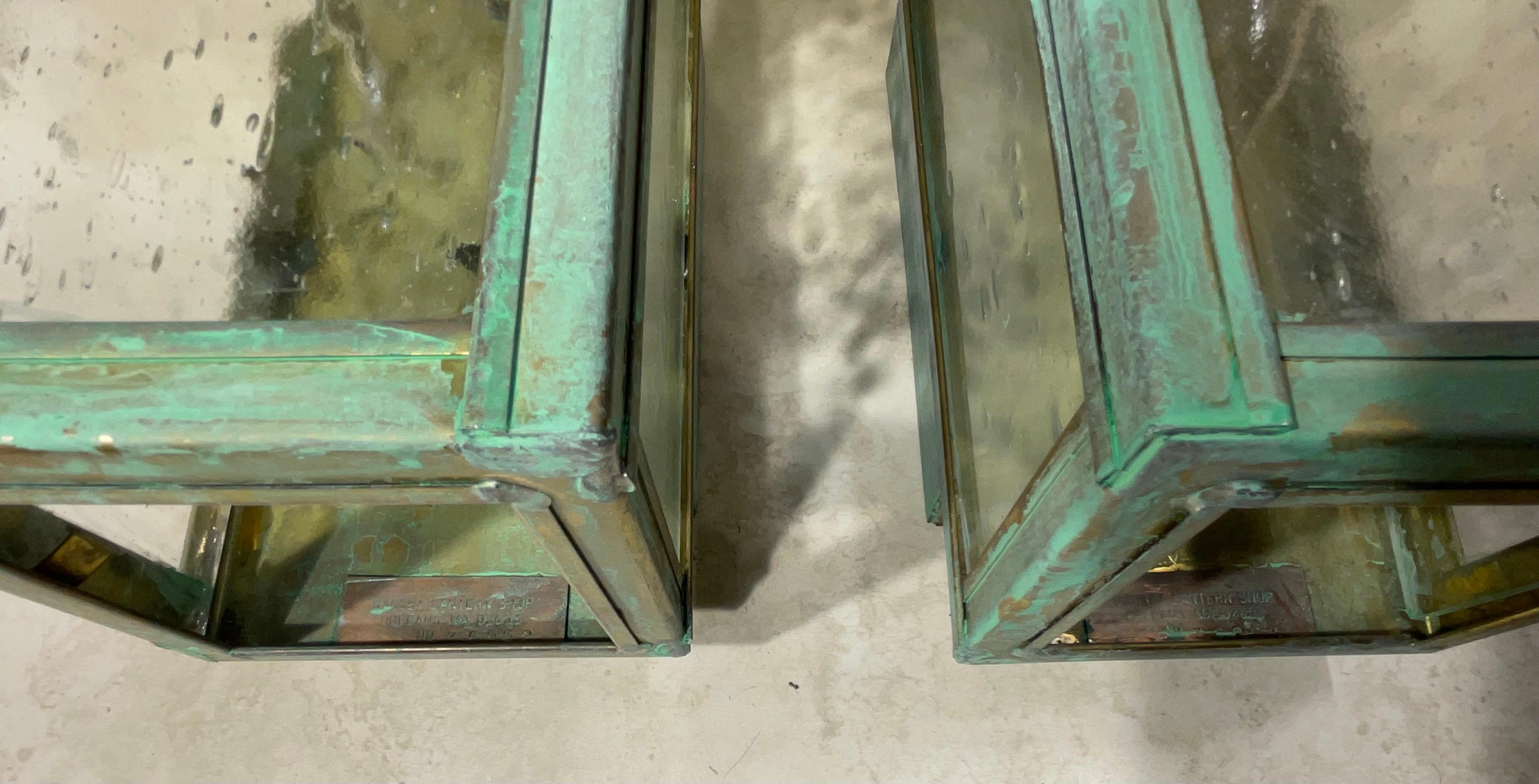 Paire d'appliques/lanternes murales en laiton massif à patine vert-de-gris en vente 1