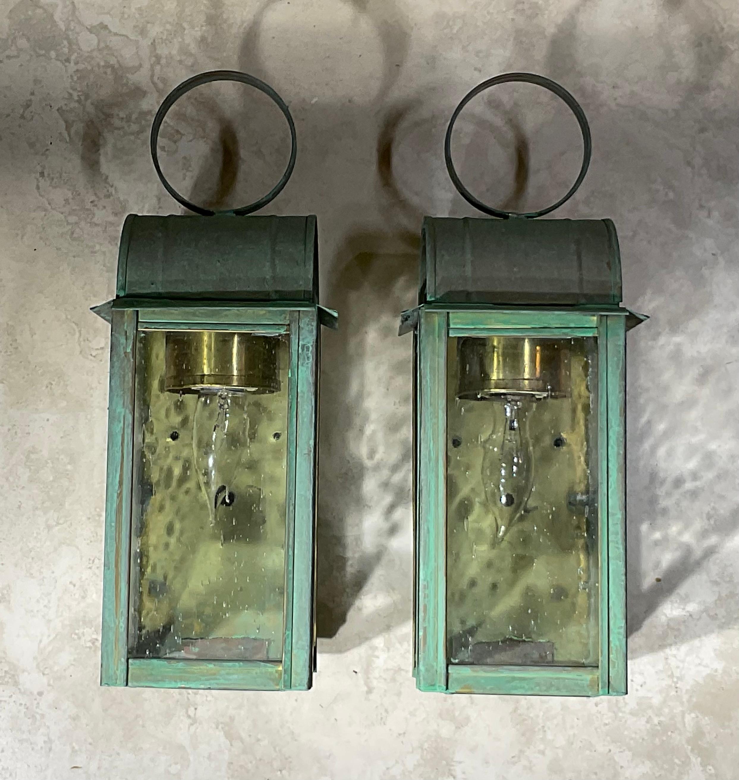 Paire d'appliques/lanternes murales en laiton massif à patine vert-de-gris en vente 3