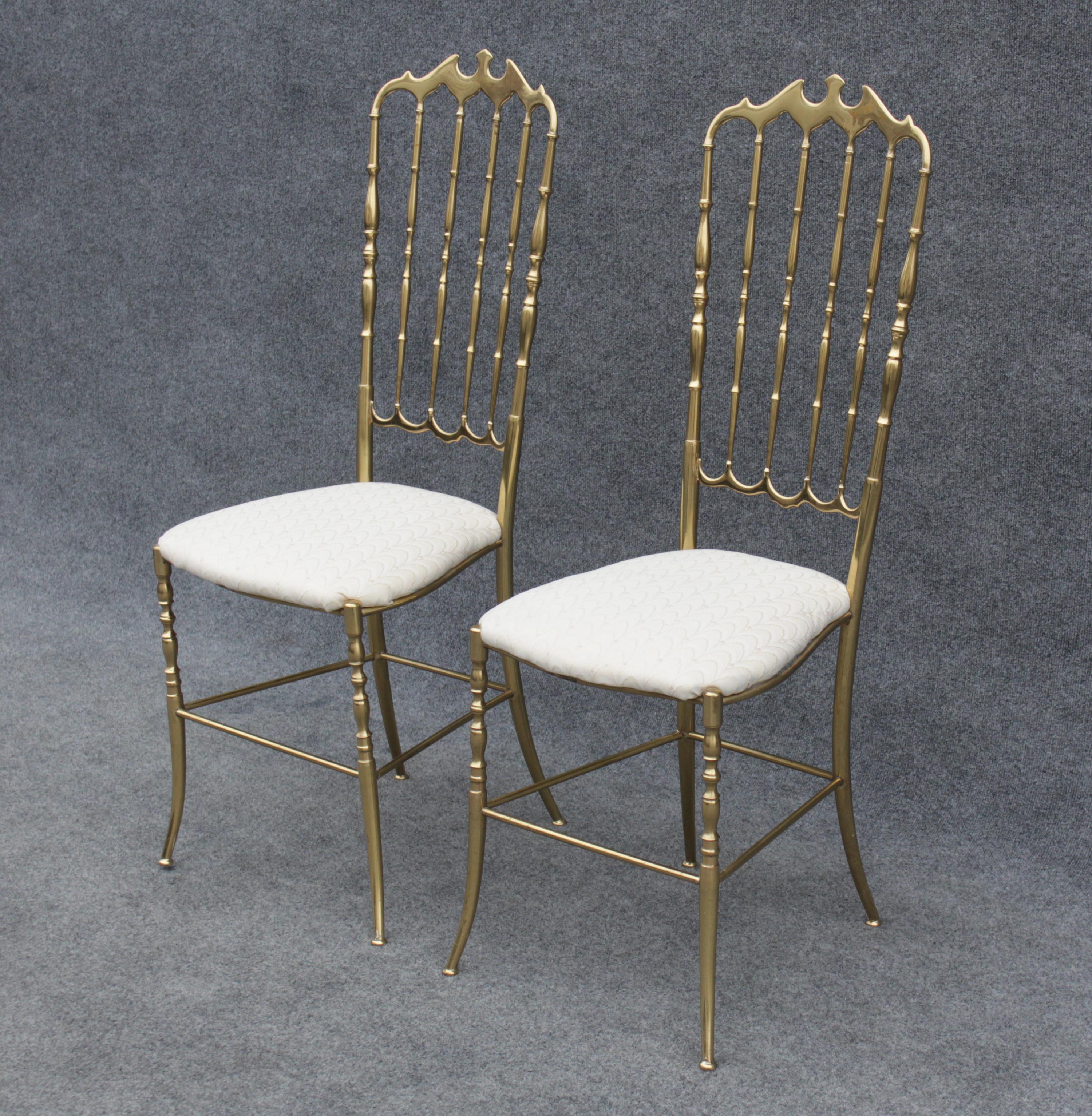 Pair of Solid Brass & White Upholstered Dining or Side Chairs by Chiavari Italy In Good Condition For Sale In Philadelphia, PA