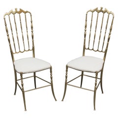 Paire de chaises de salle à manger ou d'appoint tapissées en laiton massif et blanc par Chiavari Italie
