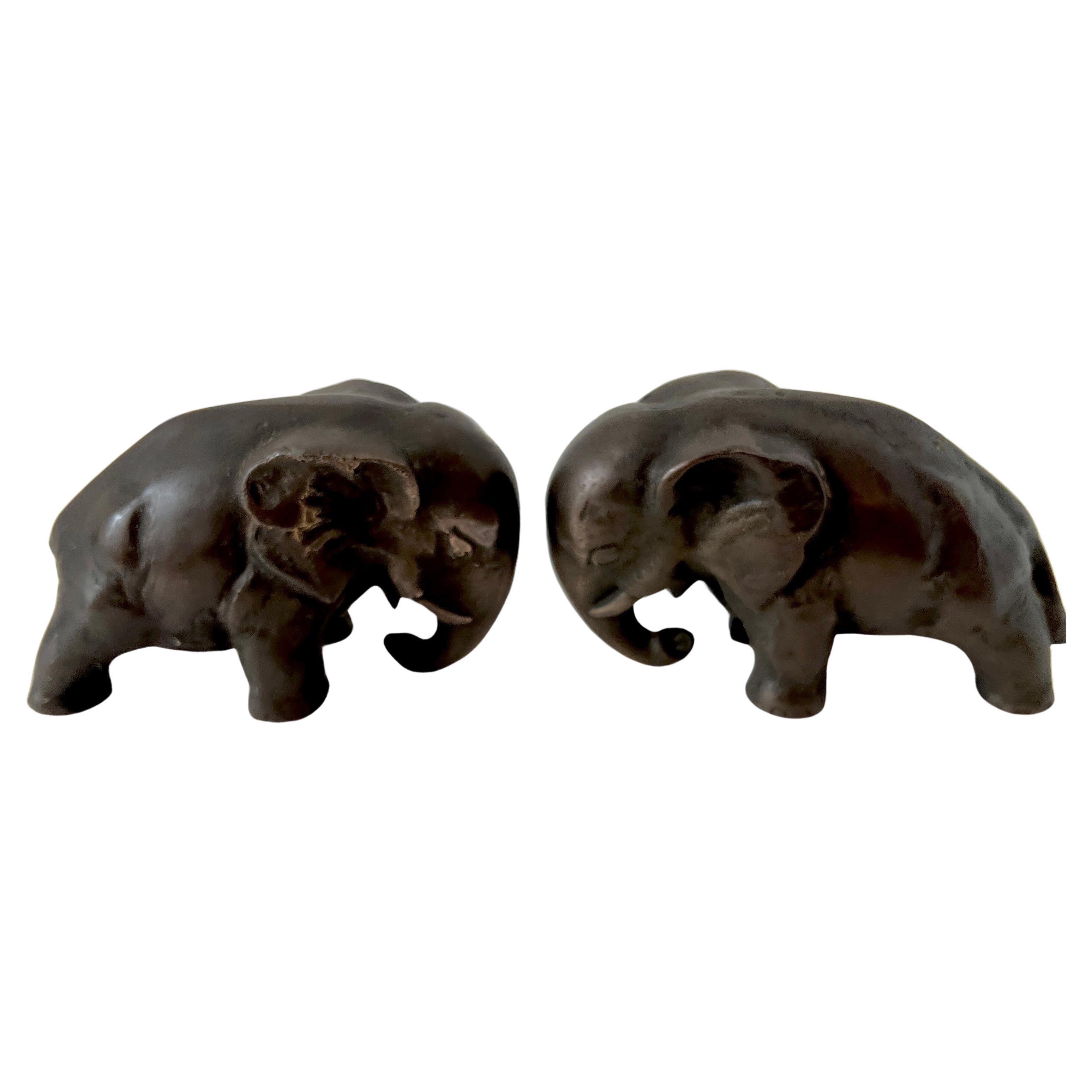Paire de serre-livres éléphants en bronze massif en vente