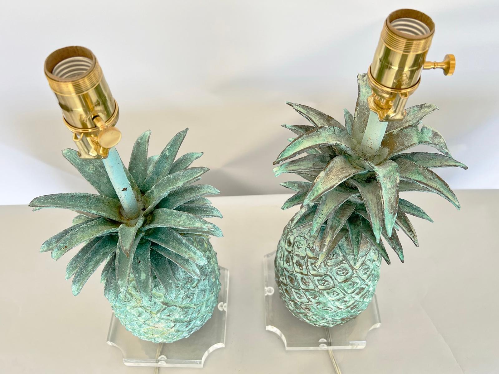 Paire d'ananas en bronze massif à finition vert-de-gris, lampées sur socles en lucite en vente 5
