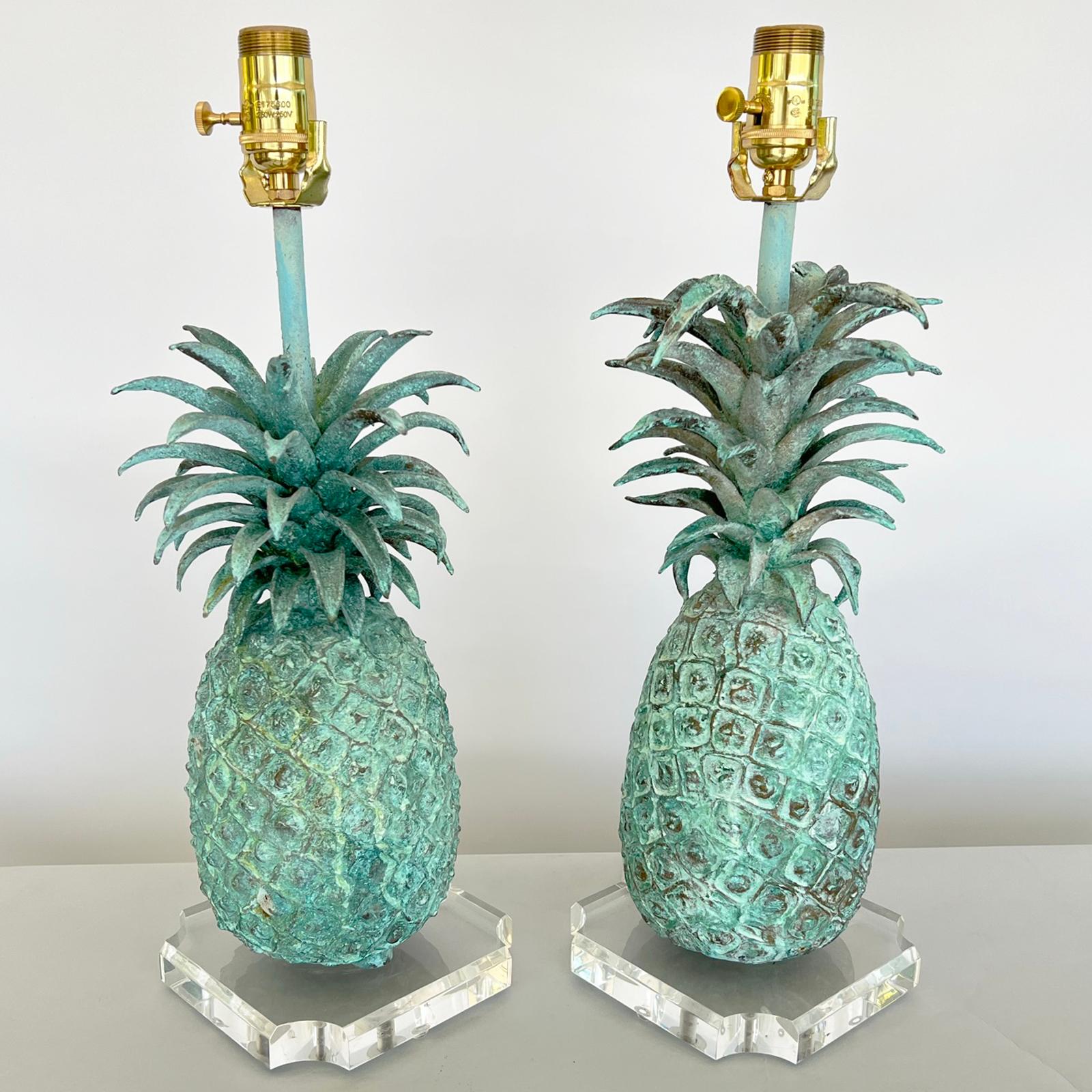 Paar Vintage-Tischlampen, jede in Form einer einzigartigen, gut gegliederten Ananas, gegossen aus massiver Bronze, mit Grünspan-Finish. Die Lampen wurden neu verkabelt und auf neue quadratische Sockel aus Lucite mit abgerundeten Ecken gesetzt.