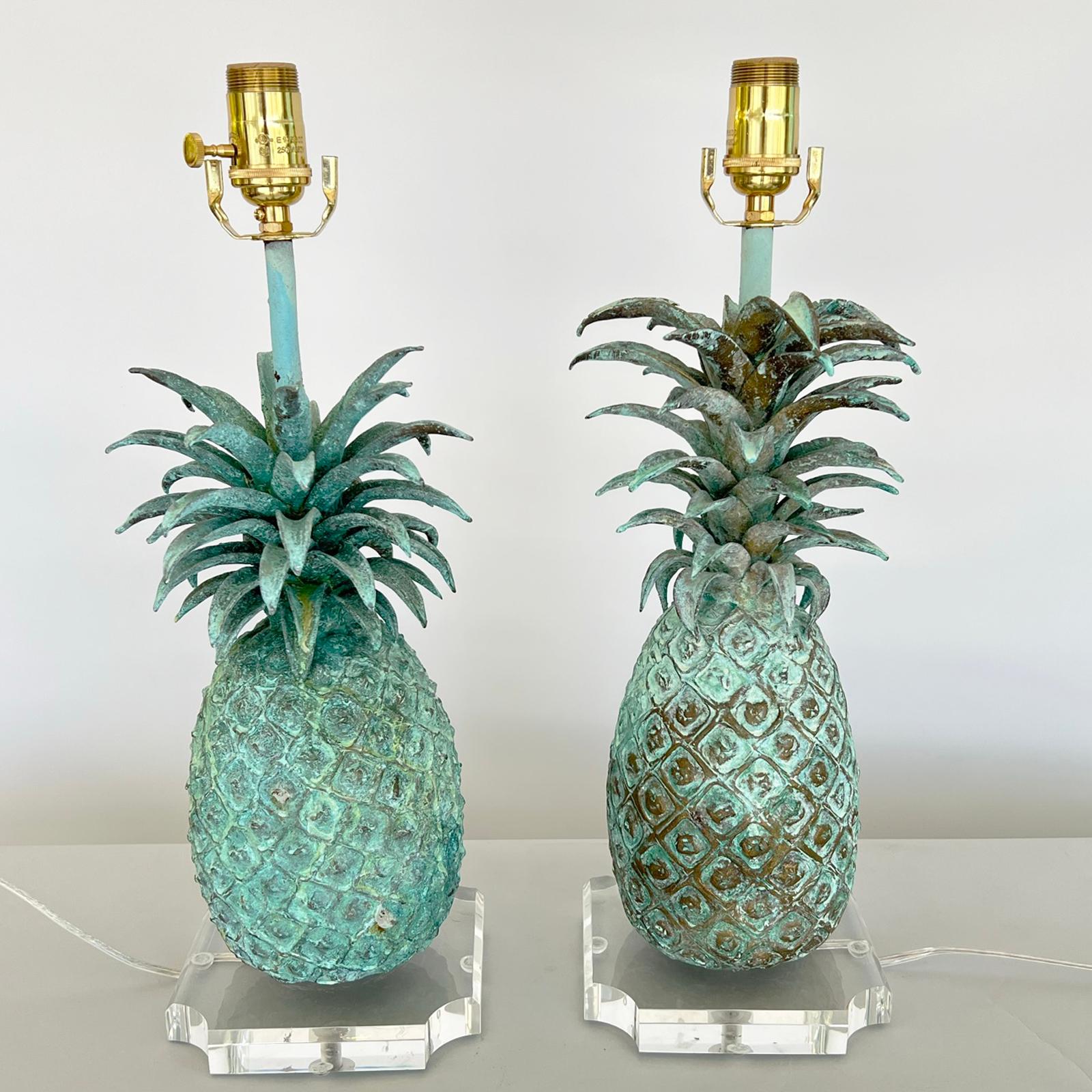 Paar Ananas aus massiver Bronze mit Verdigris-Finish, beleuchtet auf Lucite-Sockeln im Zustand „Gut“ im Angebot in West Palm Beach, FL