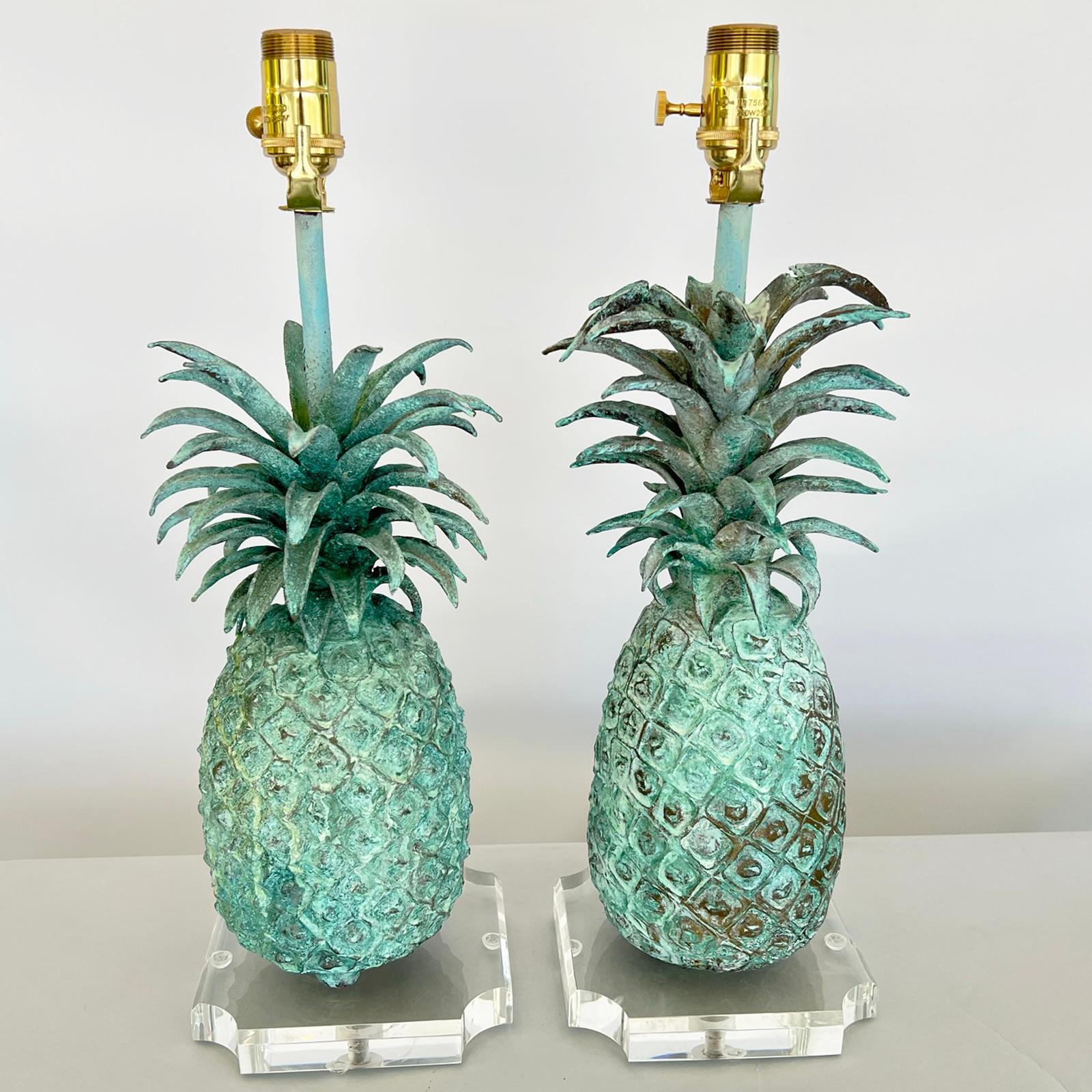 Milieu du XXe siècle Paire d'ananas en bronze massif à finition vert-de-gris, lampées sur socles en lucite en vente