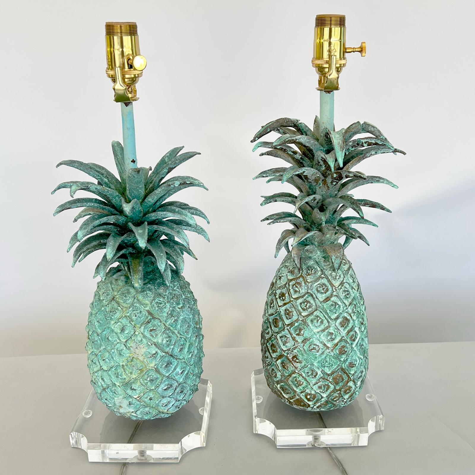 Paar Ananas aus massiver Bronze mit Verdigris-Finish, beleuchtet auf Lucite-Sockeln im Angebot 1