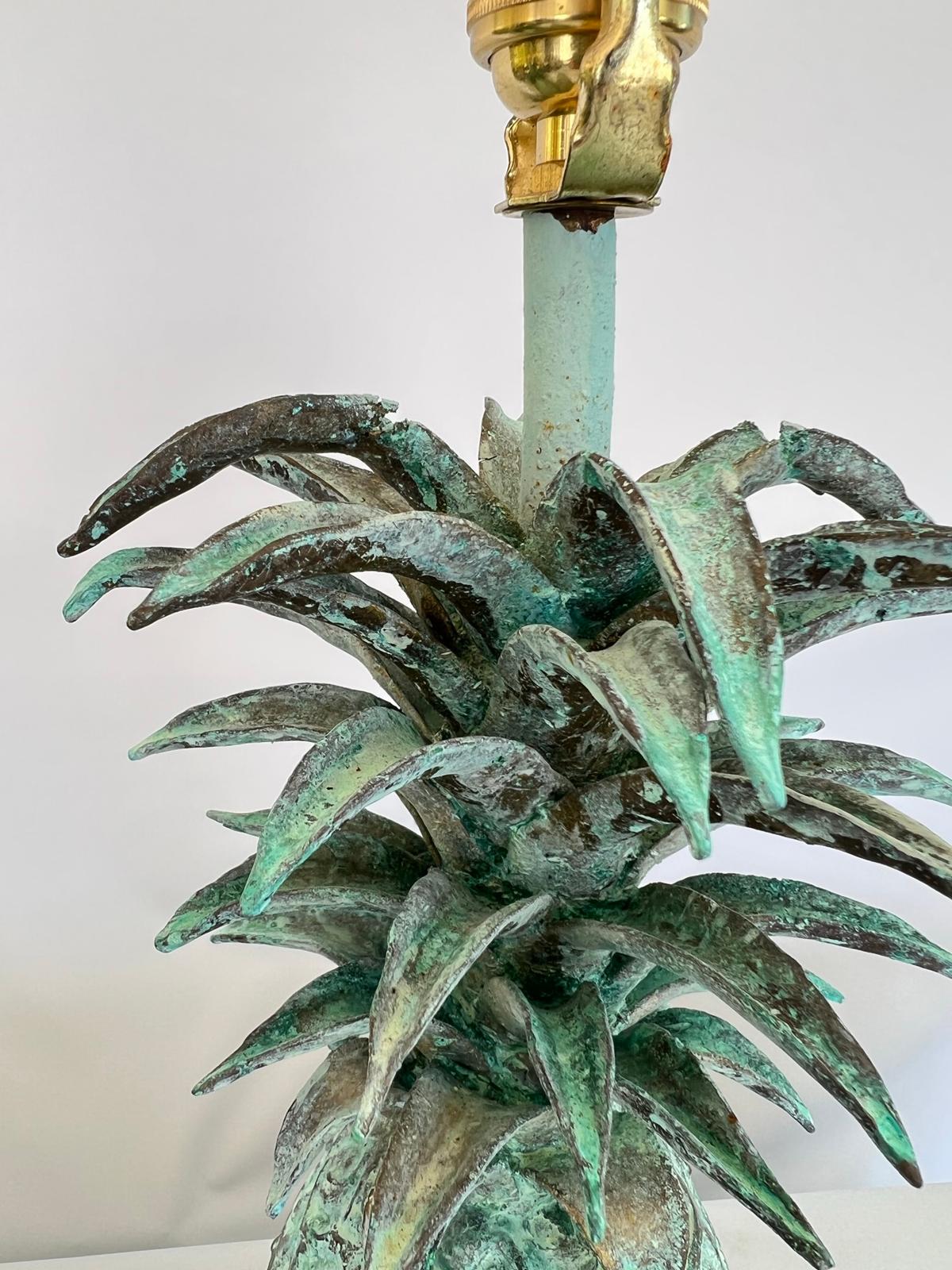 Paire d'ananas en bronze massif à finition vert-de-gris, lampées sur socles en lucite en vente 1