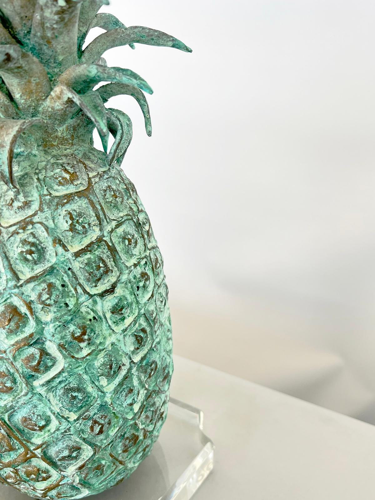 Paire d'ananas en bronze massif à finition vert-de-gris, lampées sur socles en lucite en vente 3
