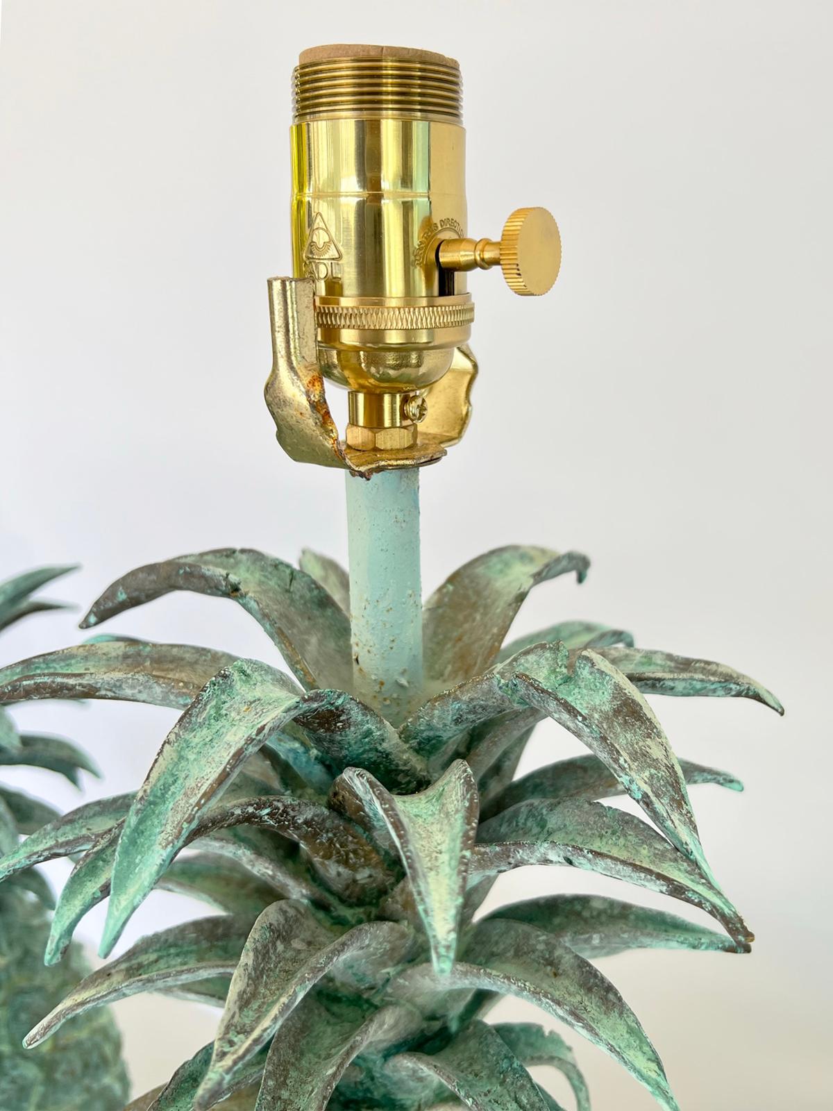 Paire d'ananas en bronze massif à finition vert-de-gris, lampées sur socles en lucite en vente 4