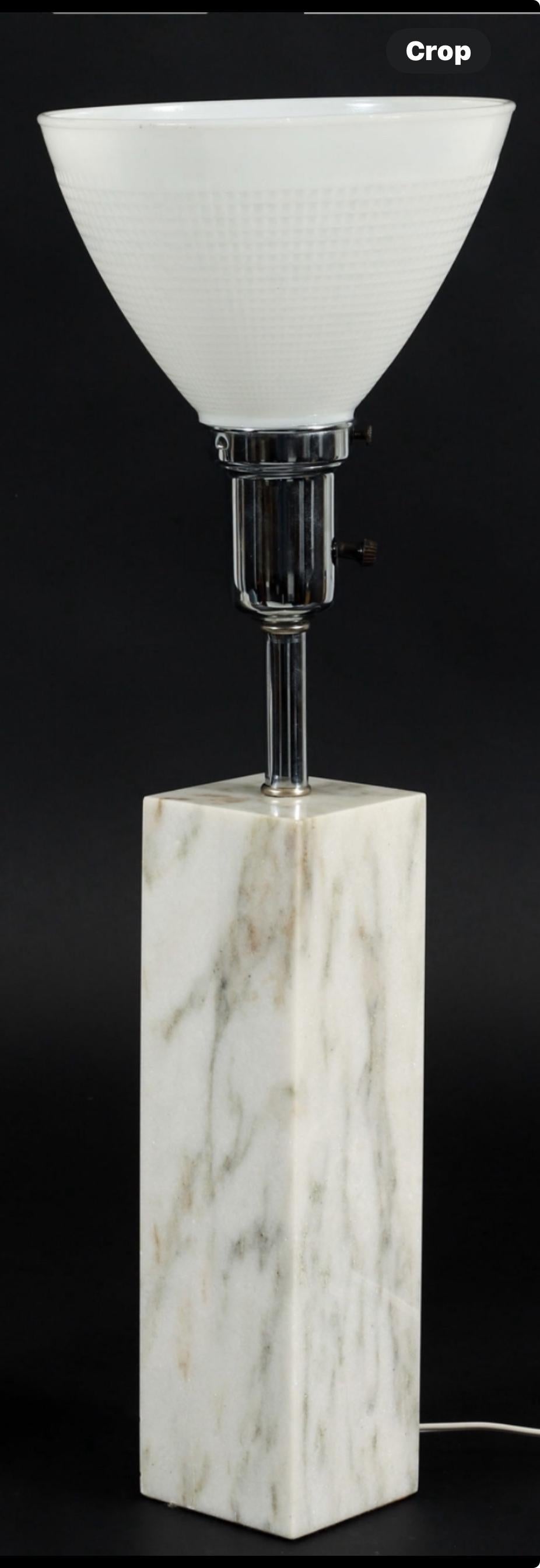 Paar Tischlampen aus massivem Carrera-Marmor, Florence Knoll für Knoll Furniture, Tischlampen im Zustand „Gut“ im Angebot in Chicago, IL