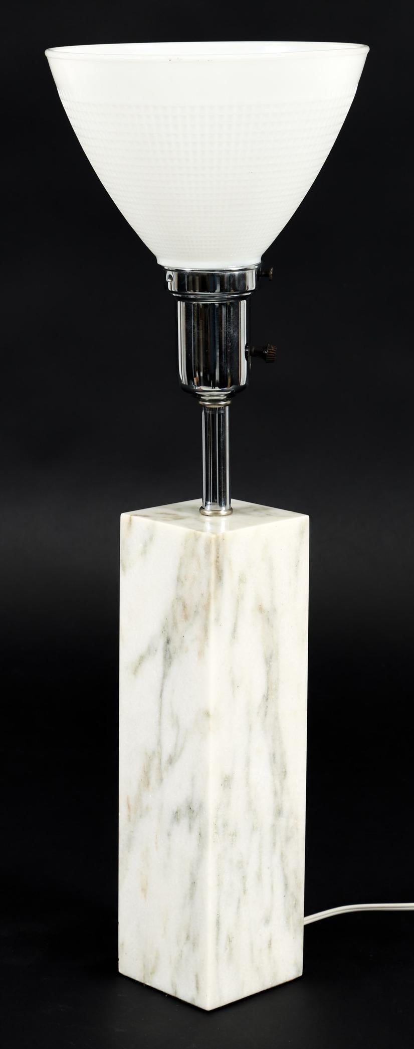 Metà XX secolo Coppia di lampade da tavolo in marmo massiccio di Carrera, Florence Knoll per Knoll Furniture, Lampade da tavolo in vendita