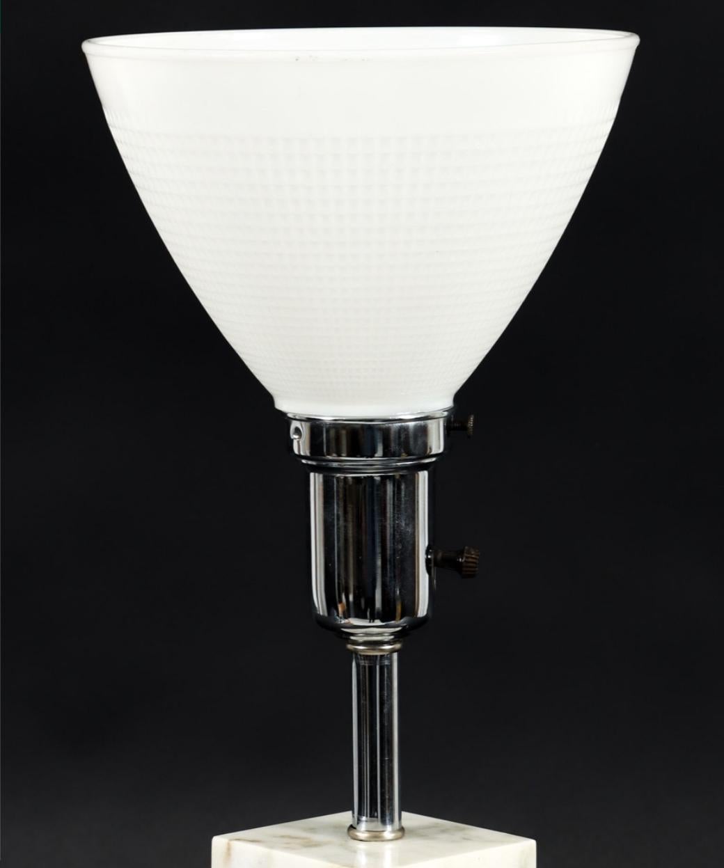Paar Tischlampen aus massivem Carrera-Marmor, Florence Knoll für Knoll Furniture, Tischlampen (Milchglas) im Angebot