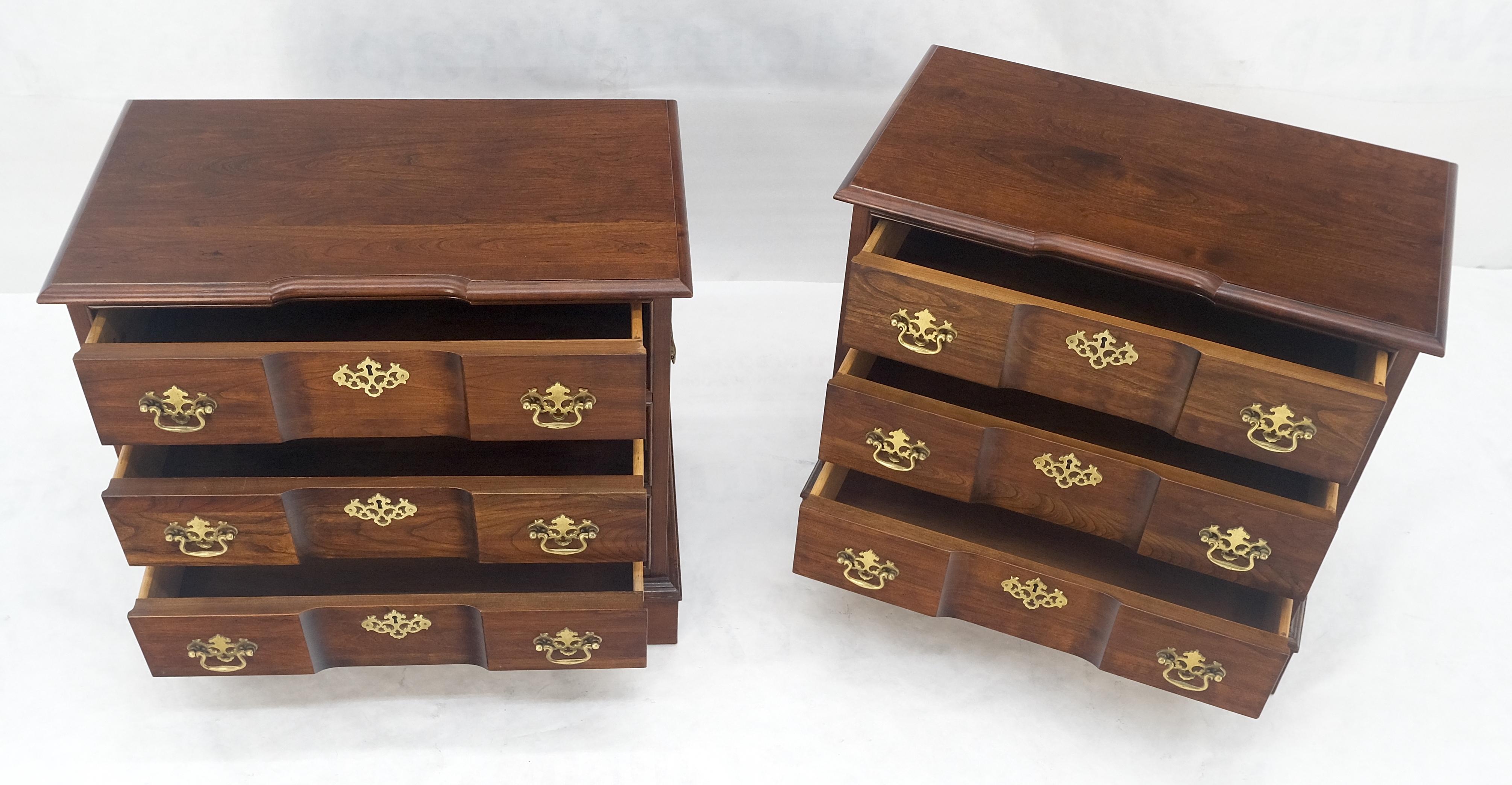 Lacquered Pair of Solid Cherry 3 Drawers Block Front Nightstands End Tables Stands MIINT For Sale