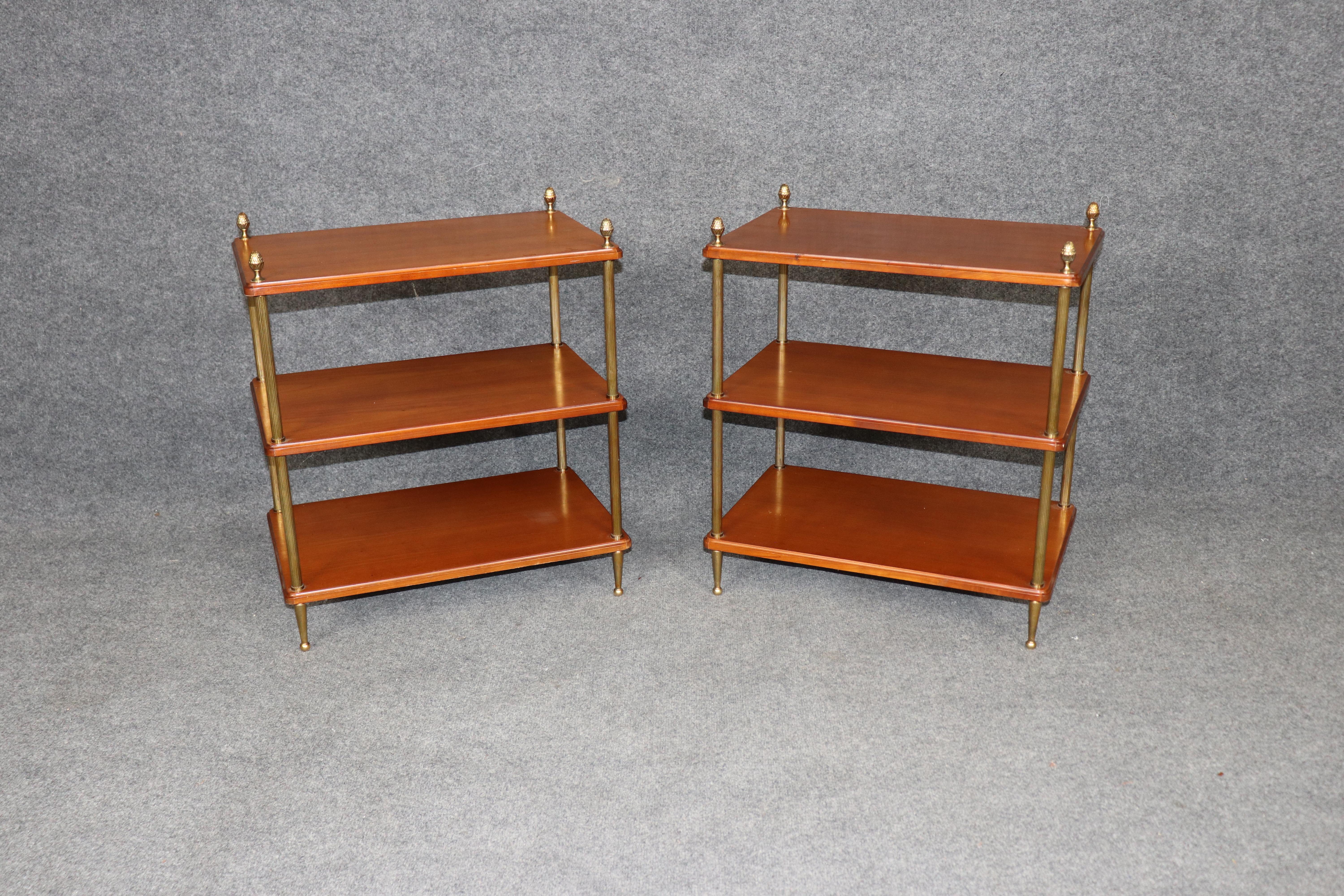 Introduisez le raffinement parisien dans votre intérieur avec cette exceptionnelle paire de tables à trois niveaux de style Directoire attribuées à la Maison Jansen, fabriquées dans les années 1940 avec la qualité et l'élégance impeccables qui ont