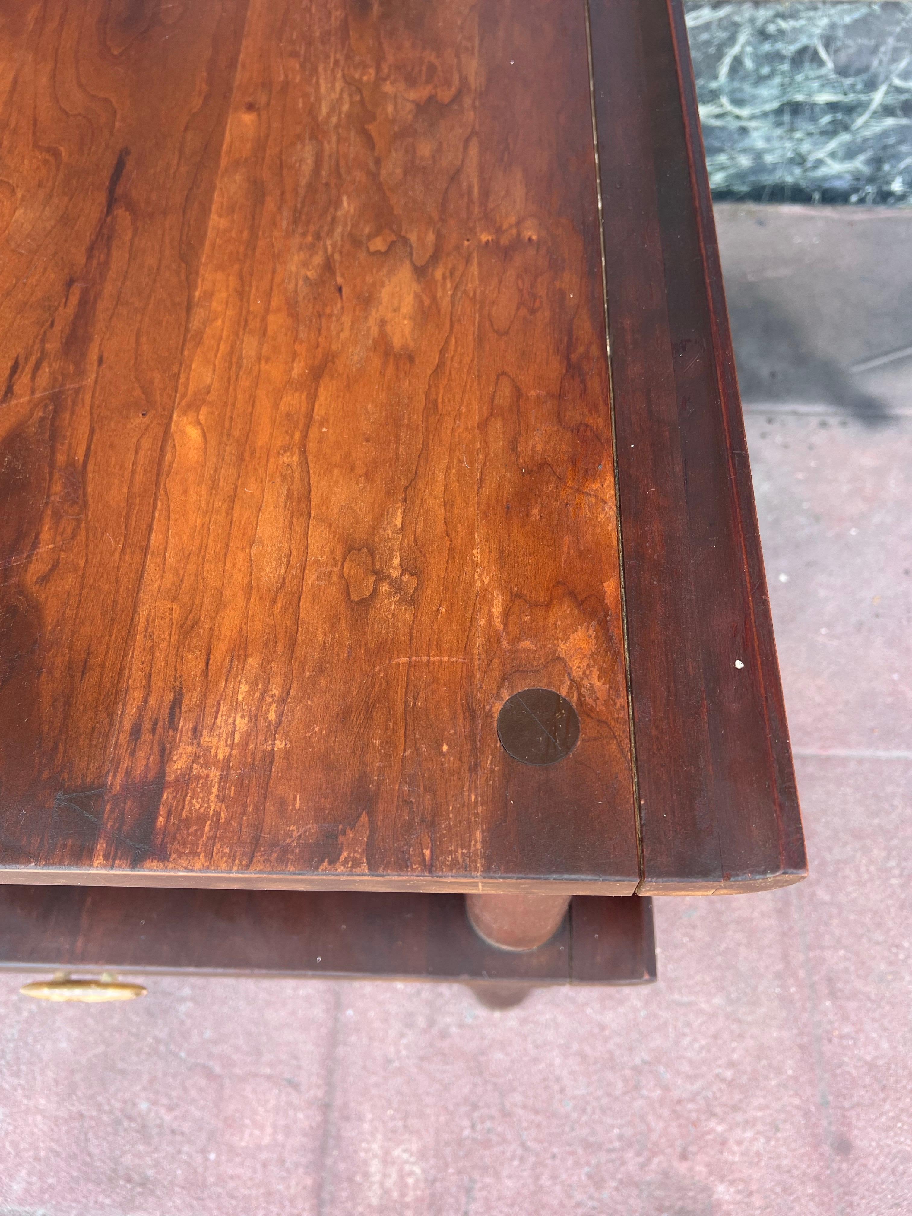Pair of solid Cherry Nightstands End Tables by Willett Furniture Pagoda Style en vente 3