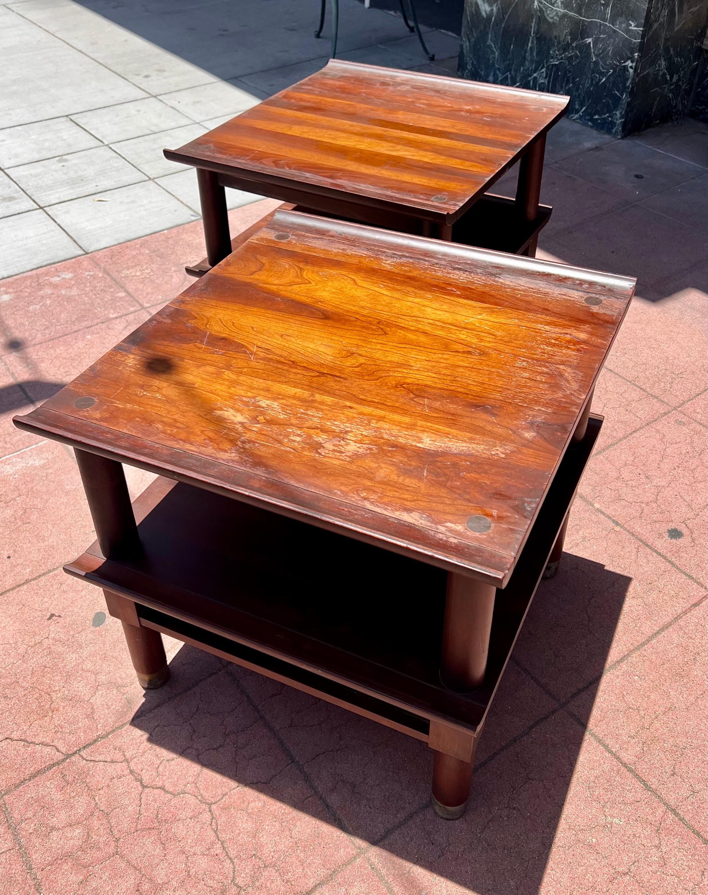 Pair of solid Cherry Nightstands End Tables by Willett Furniture Pagoda Style en vente 4