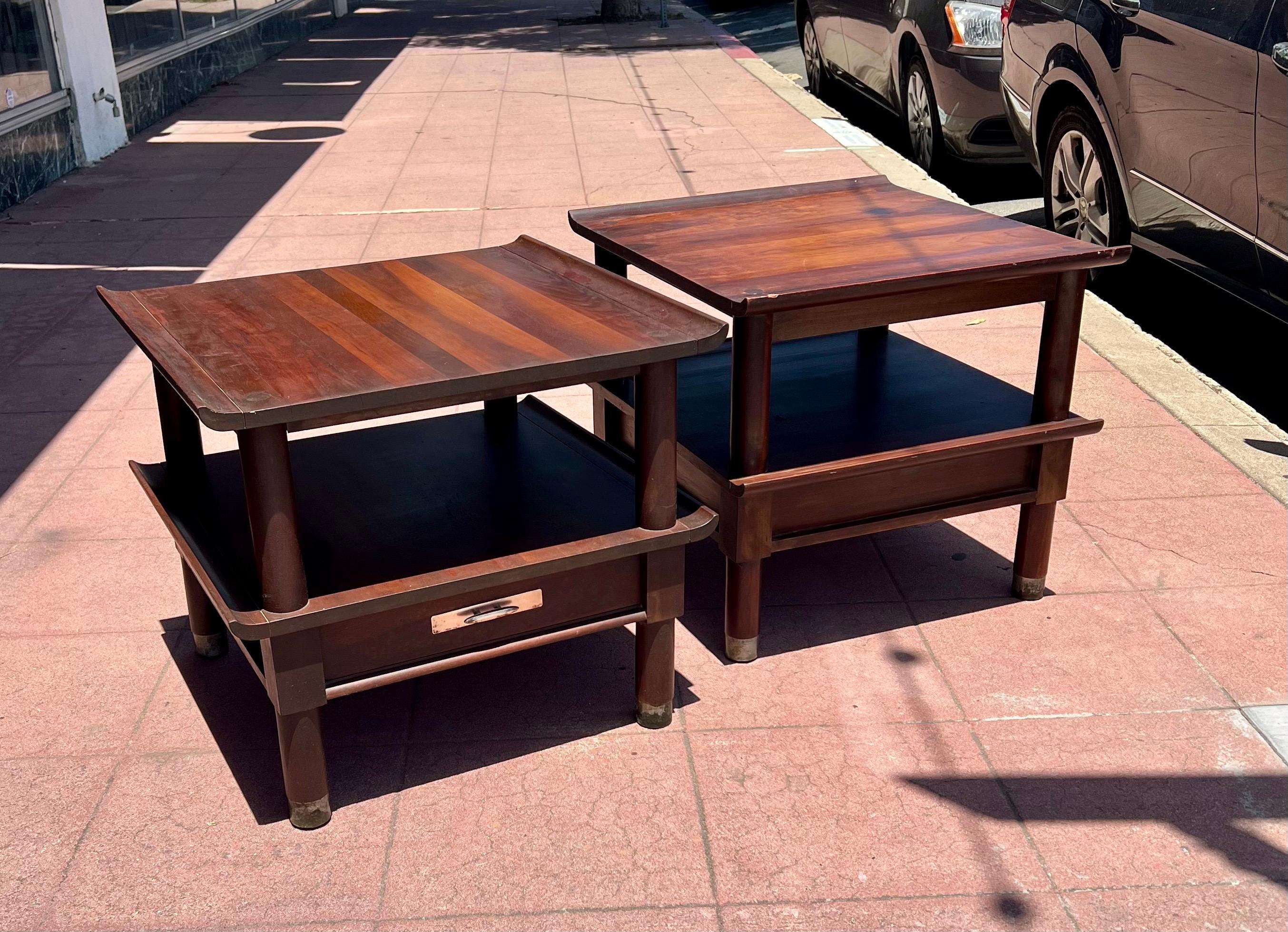 Américain Pair of solid Cherry Nightstands End Tables by Willett Furniture Pagoda Style en vente