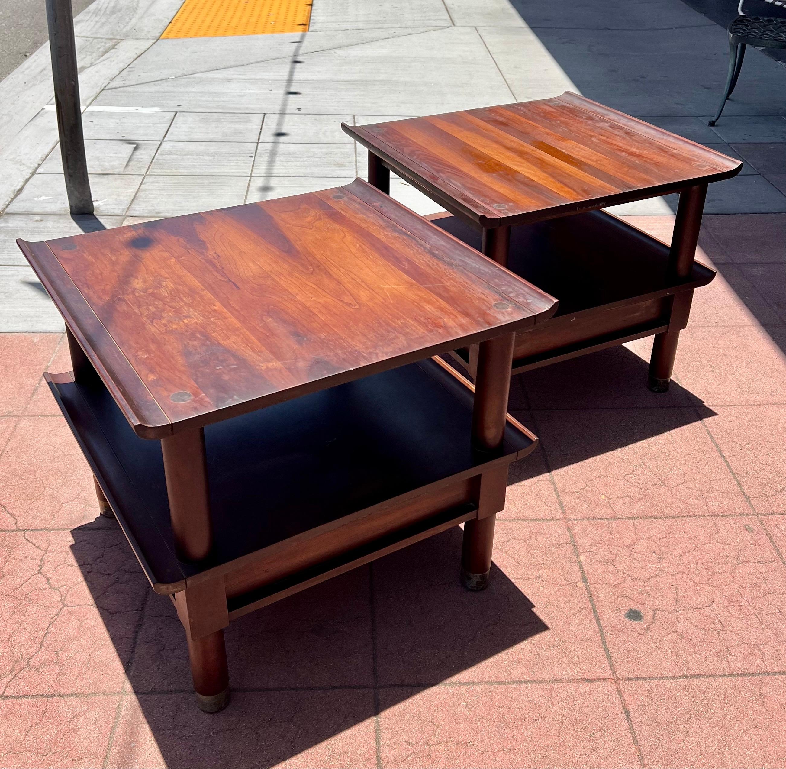 Pair of solid Cherry Nightstands End Tables by Willett Furniture Pagoda Style État moyen - En vente à San Diego, CA