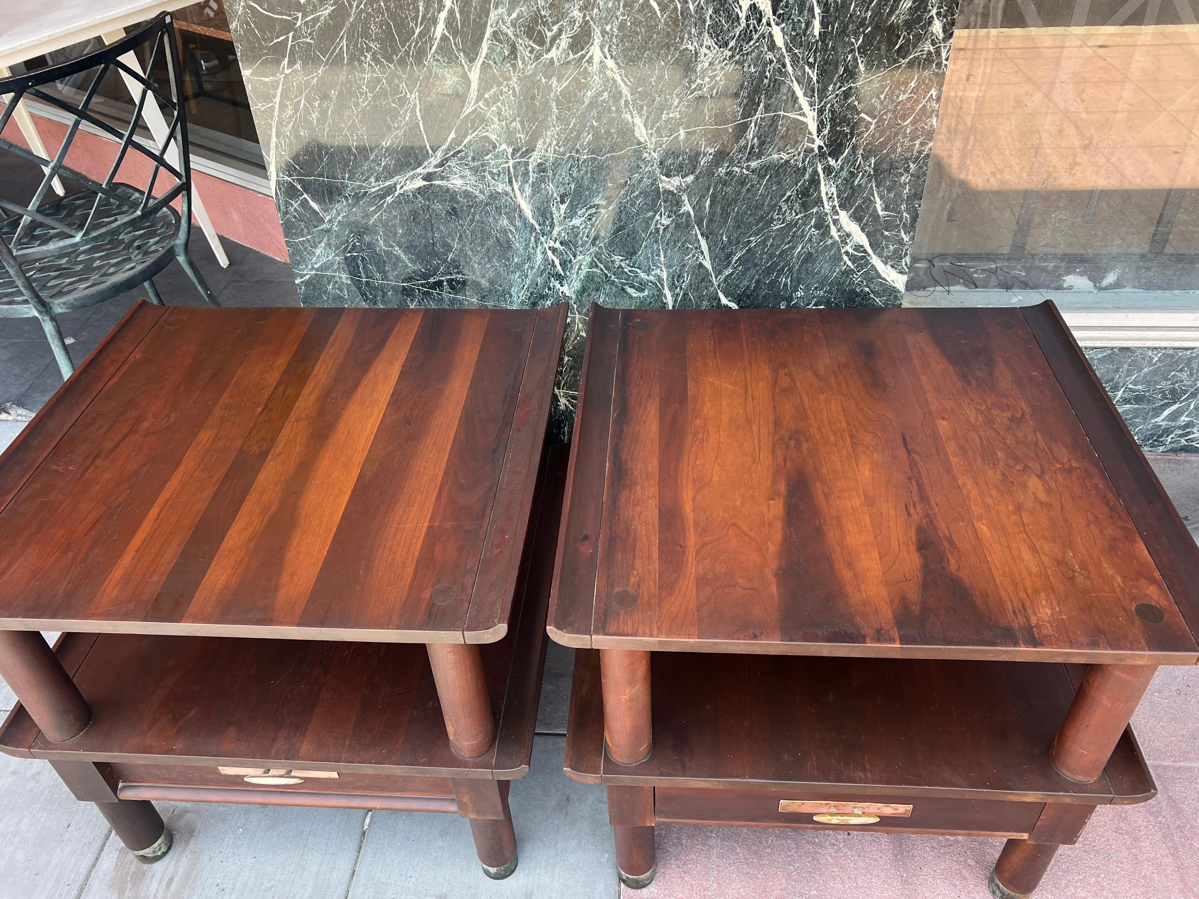 Laiton Pair of solid Cherry Nightstands End Tables by Willett Furniture Pagoda Style en vente